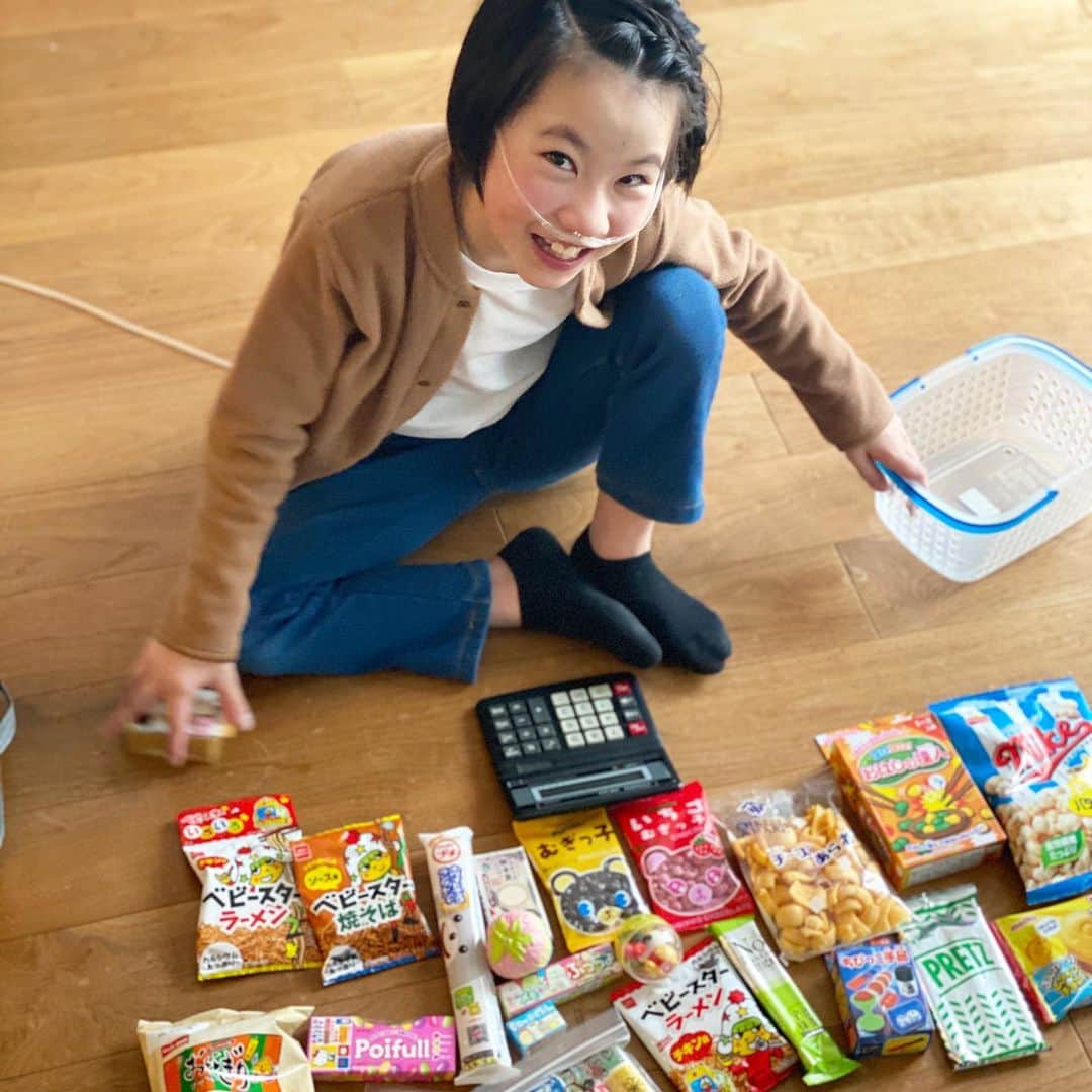 yukiさんのインスタグラム写真 - (yukiInstagram)「おはようございます。﻿ ﻿ 🍬🍫﻿ お菓子屋さんごっこではなく、﻿ 本当のお金を要求される。﻿ しかも、高め。消費税なし😂﻿ ﻿ #お菓子売りの少女﻿ #お小遣い稼ぎ﻿ #高めの駄菓子屋さん﻿ #算数苦手 #milka」4月17日 8時03分 - milkayuki