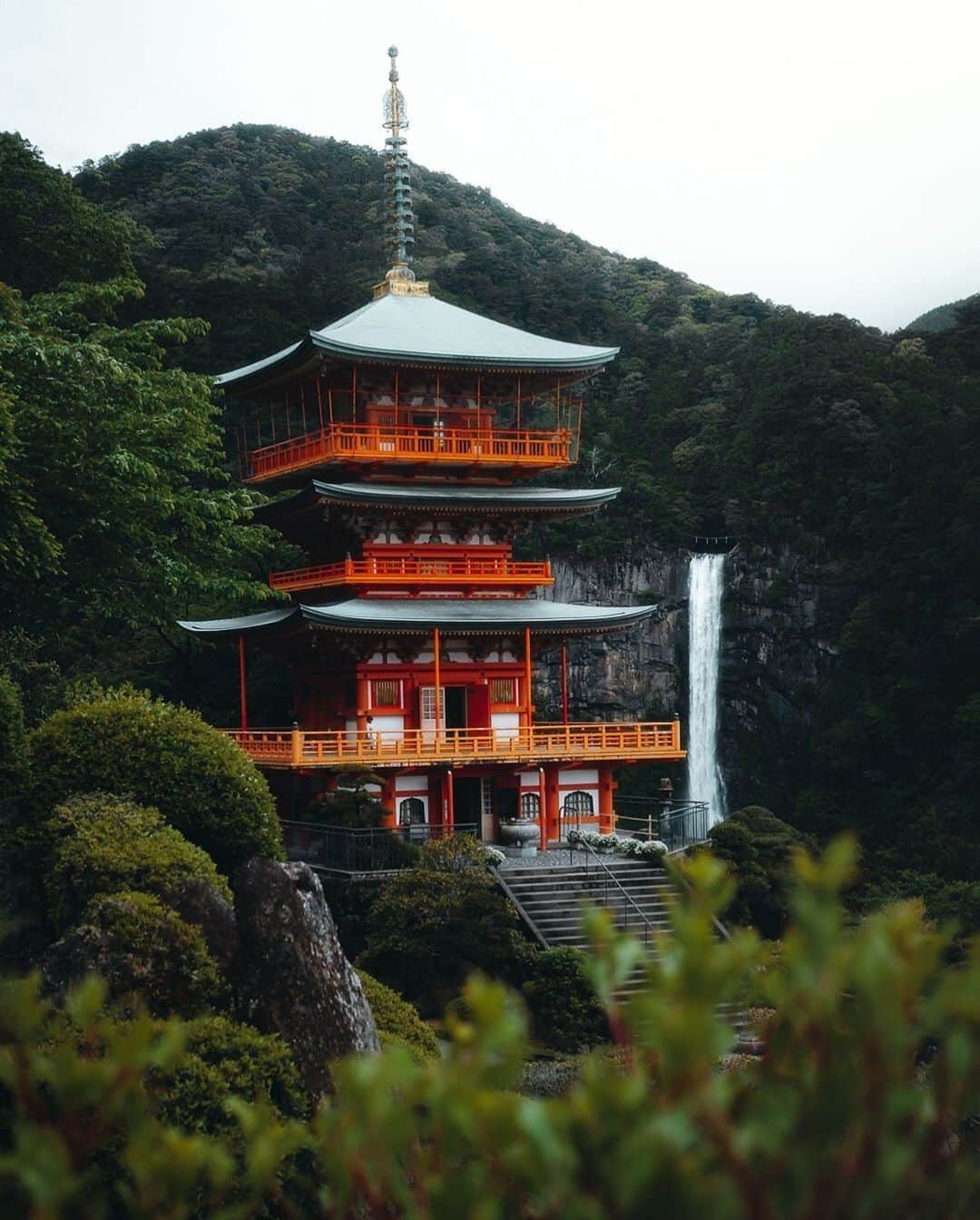 Visit Wakayamaさんのインスタグラム写真 - (Visit WakayamaInstagram)「.⠀ Did you know, legend says if you drink the water from the #Nachi waterfall, it offers you good fortune and long life? ⠀ Sending you virtual strength from Wakayama. ⠀ #wakayamavisitsyou #stayhome #staysafe #staypositive⠀ 📸: @erenjam」4月17日 19時00分 - visitwakayama