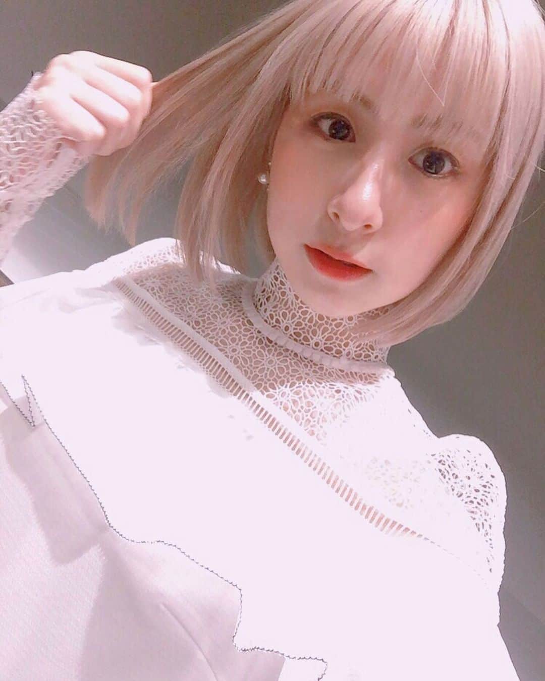 吉田有里のインスタグラム：「VOICE BRODY vol.8 ﻿ ハロー！ハッピーワールドの５人で表紙巻頭を﻿ 担当させていただきました﻿ 皆さんお手にとって頂けましたでしょうか？﻿ ﻿ ５人で楽しく撮影できたのも凄く嬉しかった…﻿ まさかの﻿ teamLab Planets TOKYO さんでの撮影…！﻿ スゲエ！！﻿ ﻿ とっても素敵なので﻿ まだの方は是非チェックしてください✨﻿ ﻿ ﻿ (ハロハピに、ずっと、無限の可能性を感じます)﻿ (世界を 笑顔に したいんだ！)﻿ 🌏🧸🎪﻿ ﻿ ﻿ ちょっと前珍しく白の服を着てました。﻿ 実は﻿ この時の白い衣装がとっても可愛くて﻿ 「金髪に白、悪くない…」と思って、最近白い服に目がいくようになりました。﻿ ﻿ すぐ汚しました。﻿ ﻿ 白キャンペーン、終わりました。﻿ ﻿ #ハロハピ﻿ #バンドリ #VOICEBRODY #吉田有里」