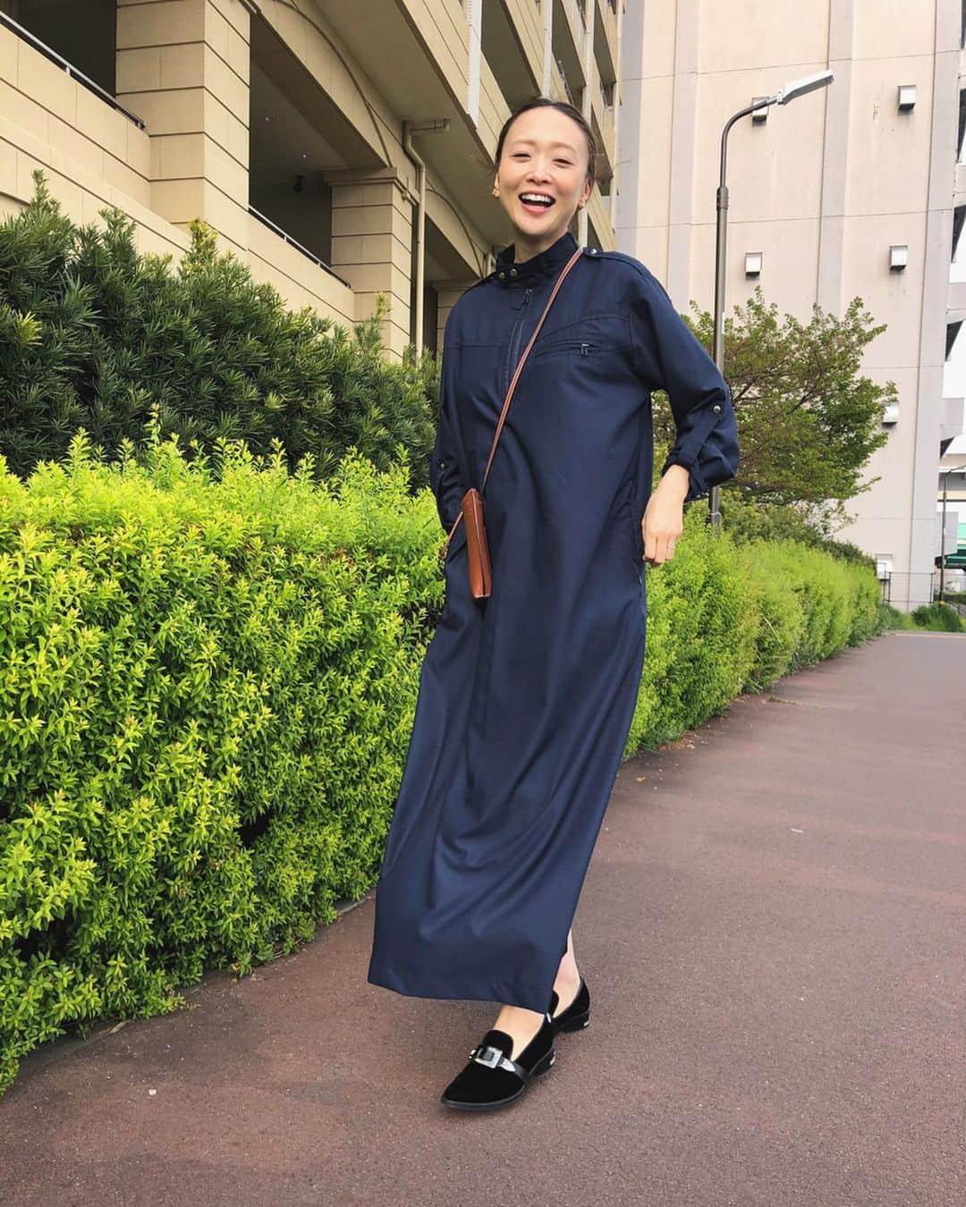 野尻美穂のインスタグラム：「今日の買い出しスタイル。 最近はスーパーに行く事が唯一の楽しみですね🥺💭 ずーっと家にいるからさ、話もあんまりしないし笑ってもない。だから外に出れる一瞬は楽しい時間でいたいです☺️ 着てるのは　@tahlia_store のみさこにお願いして通販したモロッコメンズウェア。これ、ほんとに古着？っていうくらいに便利で、ポケットもジップ付きだし裾にもジップがあるし、ネックもかわいいし（メンバーズオンリーという形だよ！）ポリエステルだから着やすいし最高でした！お店には行けないけどみさこのわかりやすい着画で購入決定したやつ〜😋♥️ #買い出しスタイル #この道すぎるとすぐスーパーがある事に感謝😭 明日は天気が悪いって🥺また何かライブ配信してみよかな🤔💭」