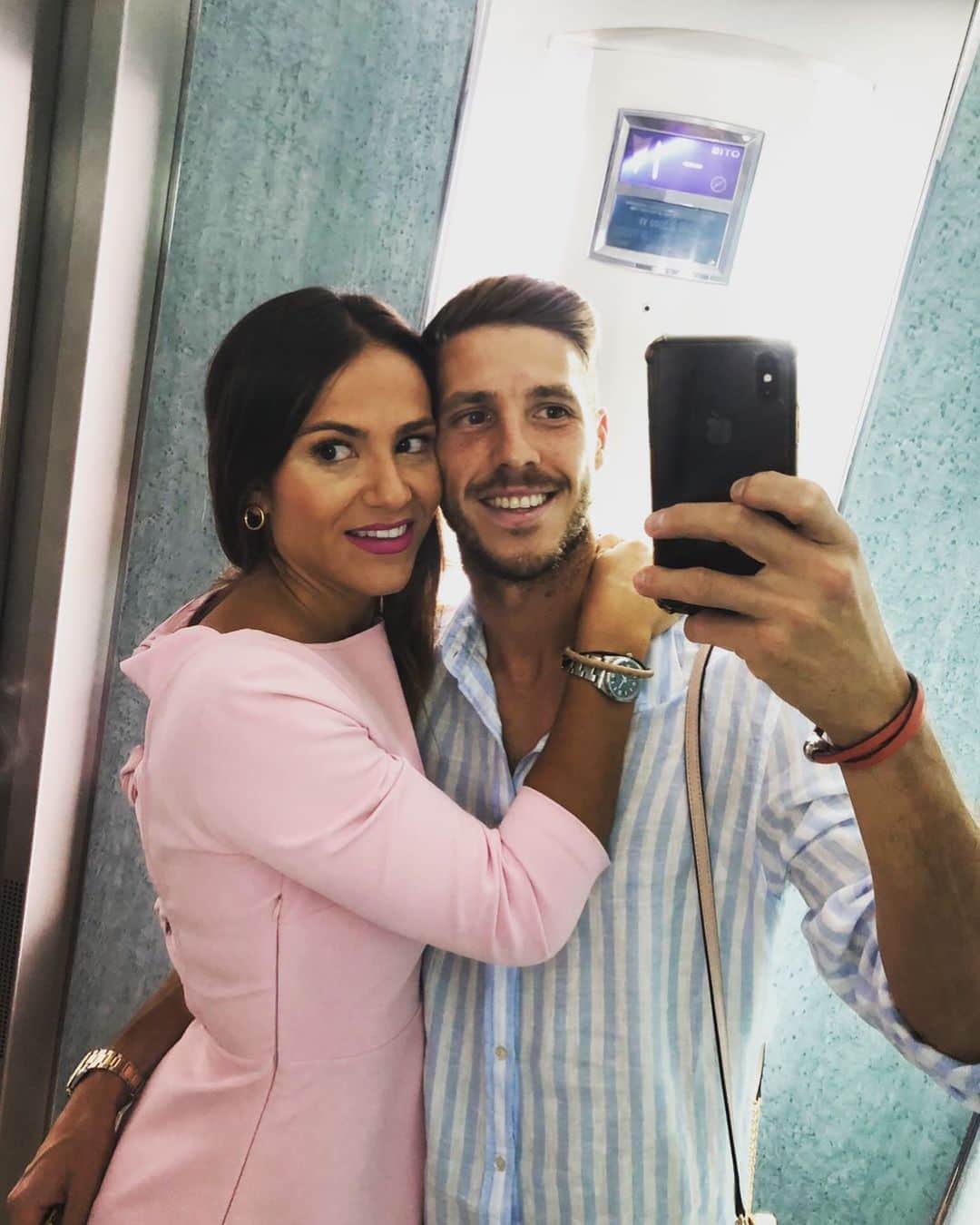 のインスタグラム：「La vida son momentos y los mejores los he pasado a tu lado . Gracias por estos 15 años de felicidad plena . Por una vida juntos . Te quiero . @pauladelpinof」