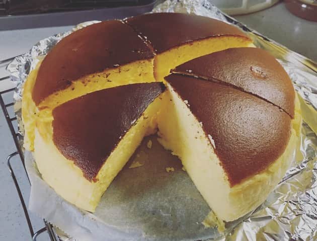 佐野優子のインスタグラム：「. りくろーおじさん風👩‍🍳 . ぷるぷる😍 . #りくろーおじさん風  #チーズケーキ #ぷるぷる #おうち時間」
