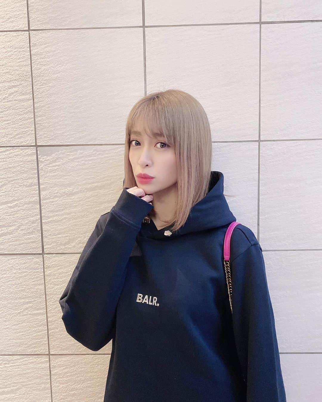 新部宏美さんのインスタグラム写真 - (新部宏美Instagram)「#ootd サッカー×ファッションの大人気ブランド #BALR ⚽️ スポーティーかつラグジュアリーなアイテムが揃ってるから、デイリーなお洒落を格上げしてくれるよっ🥰 プレートロゴがキラッと光って可愛いなあ😍💙💙💙 * * * #balrjpn#balrjapan#balancestyle#football#footballplayer#footballfashion#ボーラー#バランススタイル#オランダ発#サッカー#サッカーファッション#スウェット#スウェットコーデ#スポーツウェア」4月17日 17時27分 - piromin_1202