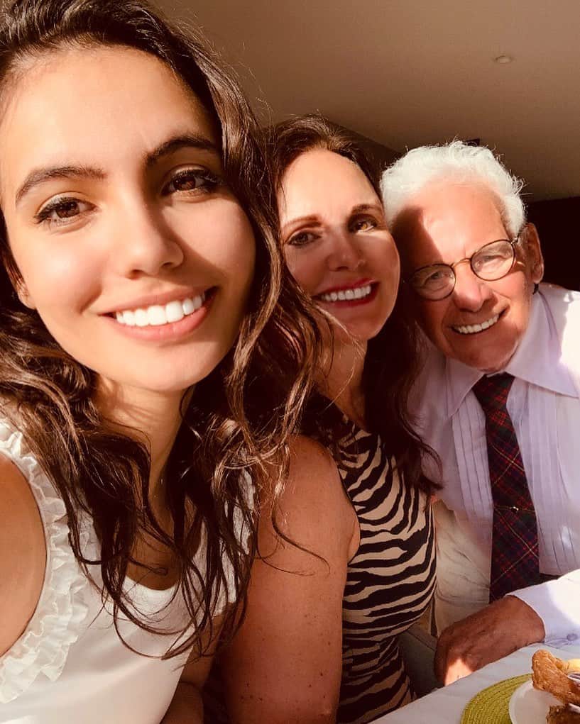 アマニ・ファンシーのインスタグラム：「still haven’t killed each other during isolation. proud of us 🙃🥰 #familyfirst #missingdad」