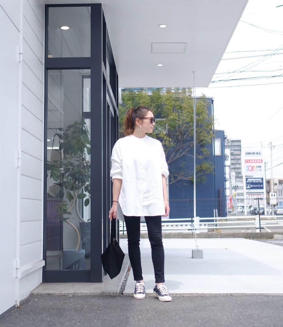 Keikooooooのインスタグラム：「大人可愛いシャツを着ました。 ちょっとそこまででもお洒落して気分をあげて☺️ シンプルだけど、背中のボタンデザインとパリっとした素材とデザインが好き過ぎる♡  #urs #ユアーズ #urs_styling #urs_official #ootd #outfit #code #coordinate #釦バックスリットチュニックシャツ  @urs_official」