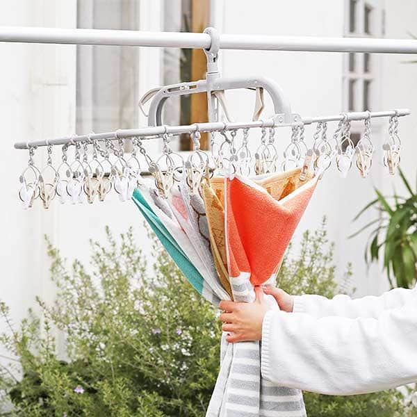 LOHACO（ロハコ）さんのインスタグラム写真 - (LOHACO（ロハコ）Instagram)「＼【LOHACO限定】アルミピンチハンガー✨／簡単・気持ちよく洗濯物が取り込める洗濯ハンガー😍 ﻿ ﻿ おうちにいる時間が増えている今、洗濯ハンガーを新しいものに買い替えて気分を変えてみませんか？ ﻿ ﻿ LOHACO限定のピンチハンガーは、引っ張っるだけで洗濯物がまとめて取りこめる優れもの👍 ﻿ ﻿ さらに、グリップの下と横にハンドルが付いており、高い所も低い所もラクラク干せ、ドアフックを引き出せば室内のドア等🚪にも掛けて簡単に室内干しができます💕 ﻿ ﻿ ピンチも工夫を凝らし、渡し干しが分かりやすく簡単にできるよう2色展開に☀️その他、ピンチ自体の位置を調整することも簡単にできるので、効率よく干すことができます⏰ ﻿ ﻿ 使わない時は、立てて収納することができるので、ちょっとした隙間スペースにも収納できますよ❣️ ﻿ ﻿ 是非、一度チェックしてみてください♪ ﻿ ﻿ ＿＿＿＿＿＿＿＿＿＿＿＿＿＿ ﻿ ﻿ ▼Instagramで紹介した写真の詳細は プロフィール @lohaco.jp から♪ ﻿ ﻿ ▼商品のURLはこちら https://685.jp/3bh6wMk ﻿ ＿＿＿＿＿＿＿＿＿＿＿＿＿＿＿ ﻿ ﻿ ﻿ #LOHACO限定 #ロハコ限定 #洗濯 #お洗濯 #ランドリー #洗濯ハンガー #ピンチハンガー #アルミハンガー #洗濯物干し #洗濯グッズ #ランドリーグッズ #ハンガー収納 #洗濯ハンガー収納 #ランドリー収納 #デッドスペース #楽家事 #時短 #暮らし #くらし #なんでもロハコ #ロハコ #LOHACO #lohacobyaskul #askul #アスクル」4月17日 17時50分 - lohaco.jp