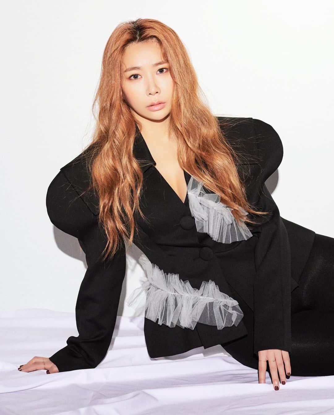 ジェアのインスタグラム：「🖤 photo by @limhongjae 임홍재 styling by @eunsong_yoo_c  with JeA hair & make-up by @100_eun0 백은영」