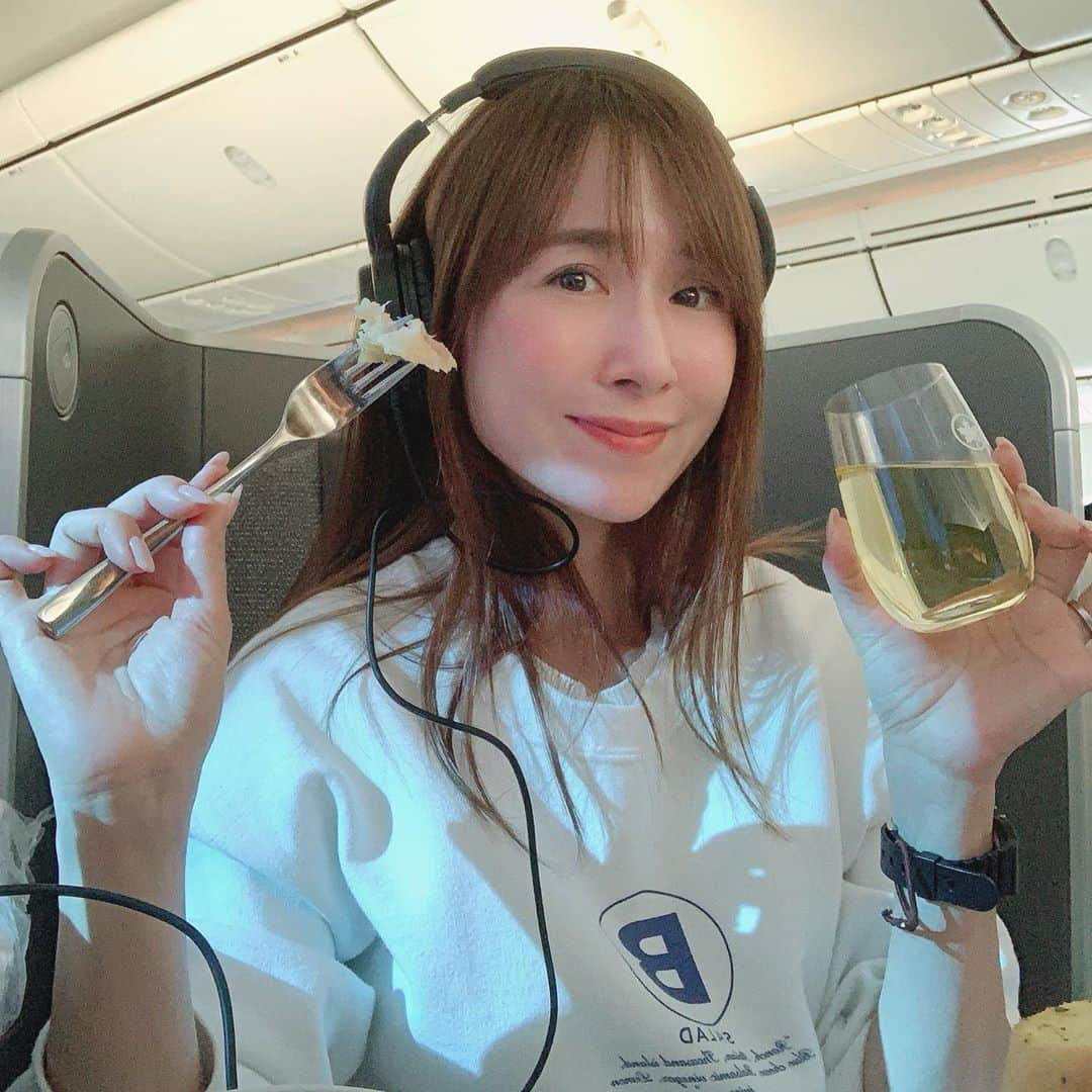 山川恵里佳さんのインスタグラム写真 - (山川恵里佳Instagram)「: : 去年行ったカナダ旅行🇨🇦エアカナダで行きました✈︎ : 機内食はおいしいしCAさん素敵な方ばかりだし✨ : 映画観たり音楽聴きながらずっと白ワイン🍾毎日バタバタしてたから機内では思いっきりゆっくりできました😊また行きたいな🇨🇦 : : @aircanada  @club_tourism  #旅スルおつかれ様ハーフタイムツアーズ  #テレビ番組ロケ #カナダ旅行 #女子旅 #旅行好きな人と繋がりたい  #canada  #instatravel  #instagood  #travelphotography  #travelgram  #とにかく白ワインが好き #ほどよく酔っ払い」4月17日 17時45分 - erika_3_official