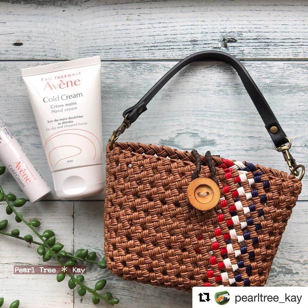 Eau Thermale Avène Japan アベンヌさんのインスタグラム写真 - (Eau Thermale Avène Japan アベンヌInstagram)「#Repost @pearltree_kay with @get_repost ・・・ ＊ ・ ・ ・ クラフトバンドのミニミニポーチ 完成⑅◡̈* 小さめのハンドクリームとリップクリームが 入るくらいのサイズです♪ ・ ・ ・ 何かに使えるんじゃないかと もうかなり前に買ってあった持ち手。 まだ4本もある… しかもだいぶ個性の強い配色の持ち手が(;ಥ;ω;ಥ;) これも何とか形にしたいなと思います(๑و•̀ω•́)و ・ ・ ・ ・ コロナで休校になってから 丸1ヶ月以上…。 長男も次男も毎日夕方にランニングしてるけど 次男は昨日一昨日と連日で 野球部の先輩達とサイクリングへ。 昨日は白老まで 一昨日は支笏湖まで((((；ﾟДﾟ))))))) 2日間での走行距離は約100km！！ 若いって素晴らしい。 新学期まであと少し。 2人とも宿題も頑張れ(￣▽￣) ・ ・ ・ ・ ・ #ハンドメイド　#handmade #クラフトバンド　#紙バンド #石畳編み　#石畳み編み #クラフトかご　 #かごバッグ　#ポーチ #ハンドクリーム　#リップクリーム #アベンヌハンドクリーム  #アベンヌリップ  #アベンヌ」4月17日 17時49分 - eauthermaleavenejapan