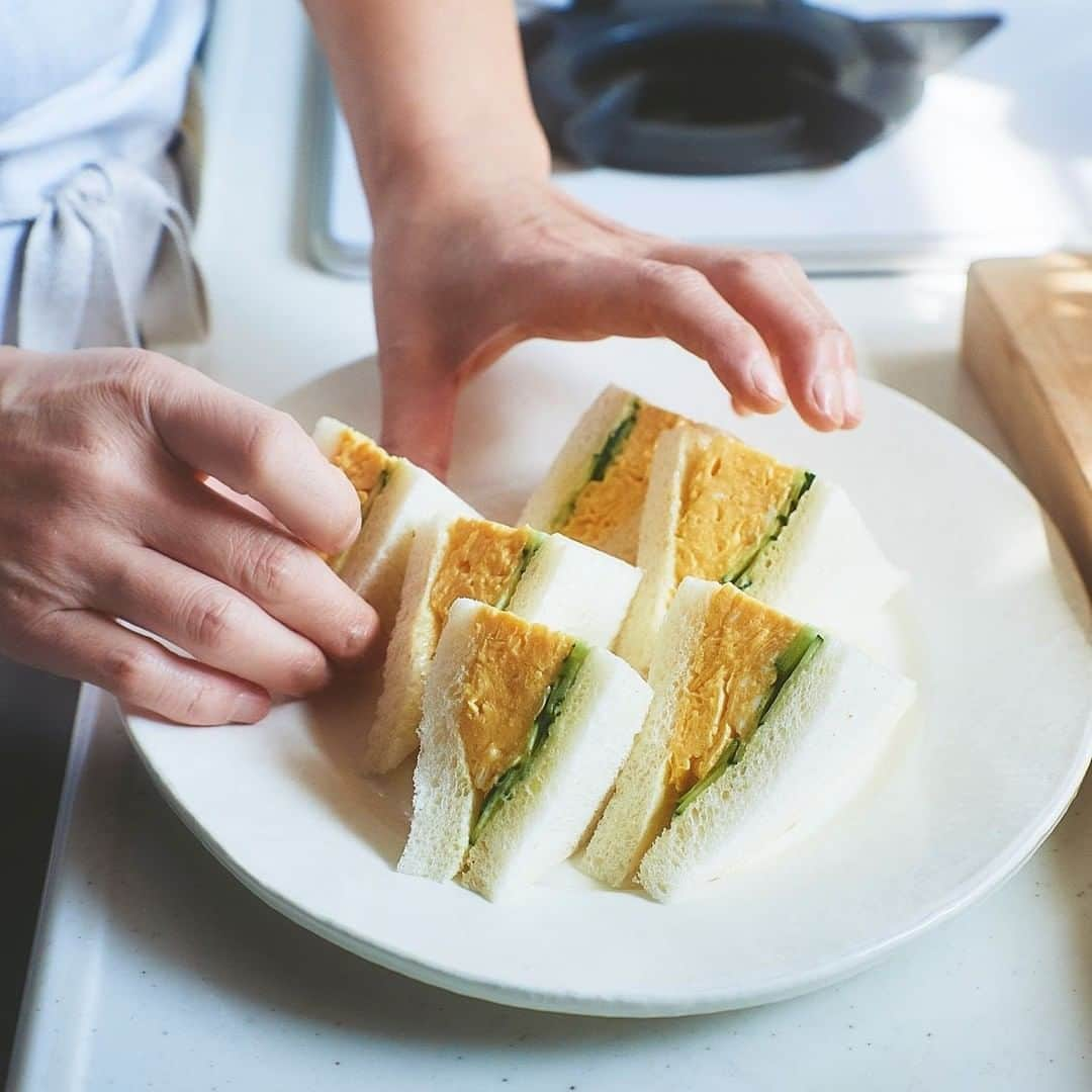 北欧、暮らしの道具店さんのインスタグラム写真 - (北欧、暮らしの道具店Instagram)「【本日のレシピ🍳】休日に作りたい！あっという間にフワフワ、トロトロ。身体に沁みる「たまごサンド」 . - - - - - - - - - - - - どこの家庭の冷蔵庫にも 大体ストックしてあるたまごは、 リーズナブルで、栄養価も高く、頼れる食材！  本日は、いつも冷蔵庫にある「たまご」を使った 簡単レシピを、料理家でフードコーディネーターの こてらみやさんに教えていただきました。 . - - - - - - - - - - - - きゅうりはスライサーで時短！ 5分で、フワフワたまごサンド - - - - - - - - - - - - . ■ 材料（2人分） ・たまご…3個 ・きゅうり…1/2本 ・食パン（8枚切り）…4枚 ・塩…小さじ1/3 ・牛乳…小さじ2 ・からしバター（やわらかくしたバターに、からし少々を混ぜたもの）…10g ・マヨネーズ…大さじ1 ・油…大さじ1 . 【 作り方 】 . （下準備）食パンの耳は切り落としておく。 . ❶ ボウルにたまごと塩、牛乳を入れて溶きほぐす。 . ❷ 食パンは2枚1組にして、からしバターとマヨネーズを塗る。そのうちの2枚に、スライサーできゅうりを薄切りにして並べる。 . ❸ フライパンに油を入れて強火にかけ、卵液を流し入れる。ゴムベラで底からかき混ぜるように手早く炒め、少しとろっとした部分が残るぐらいで火から下ろし、きゅうりがのったパンの上にのせる。 . ❹ 上からもう1枚のパンをのせたら、手のひらで軽くキュッと押して具を密着させる。食べやすい大きさに切ったら完成です！ . - - - - - - - - - - - - こてらさん： . 「スライサーできゅうりを切れば、 手間も洗い物も少なくなって楽チンです。 直接パンをめがけてスライスする瞬間も爽快ですよ。  たまごを炒めるポイントは、 油を躊躇せずにたっぷり使うこと。 ものの10秒足らずでとろとろに仕上がります。  8枚切り食パンとはいえ、たまごも1人1個半使うので ボリューム満点。山のてっぺんからかぶりつき、 そして右、左と食べ進めてみてください。 口いっぱいにフワフワのたまごが広がりますよ」 . - - - - - - - - - - - - #kitchen#kitchendesign#kitchenware#food#たまご#たまごサンド#サンドイッチ#手作りサンド#レシピ#キッチン#料理#休日#ランチ#朝食#シンプル#シンプルライフ#シンプルデザイン#お買い物#暮らしを楽しむ#日々の暮らし#北欧#暮らし#北欧暮らしの道具店」4月17日 18時00分 - hokuoh_kurashi