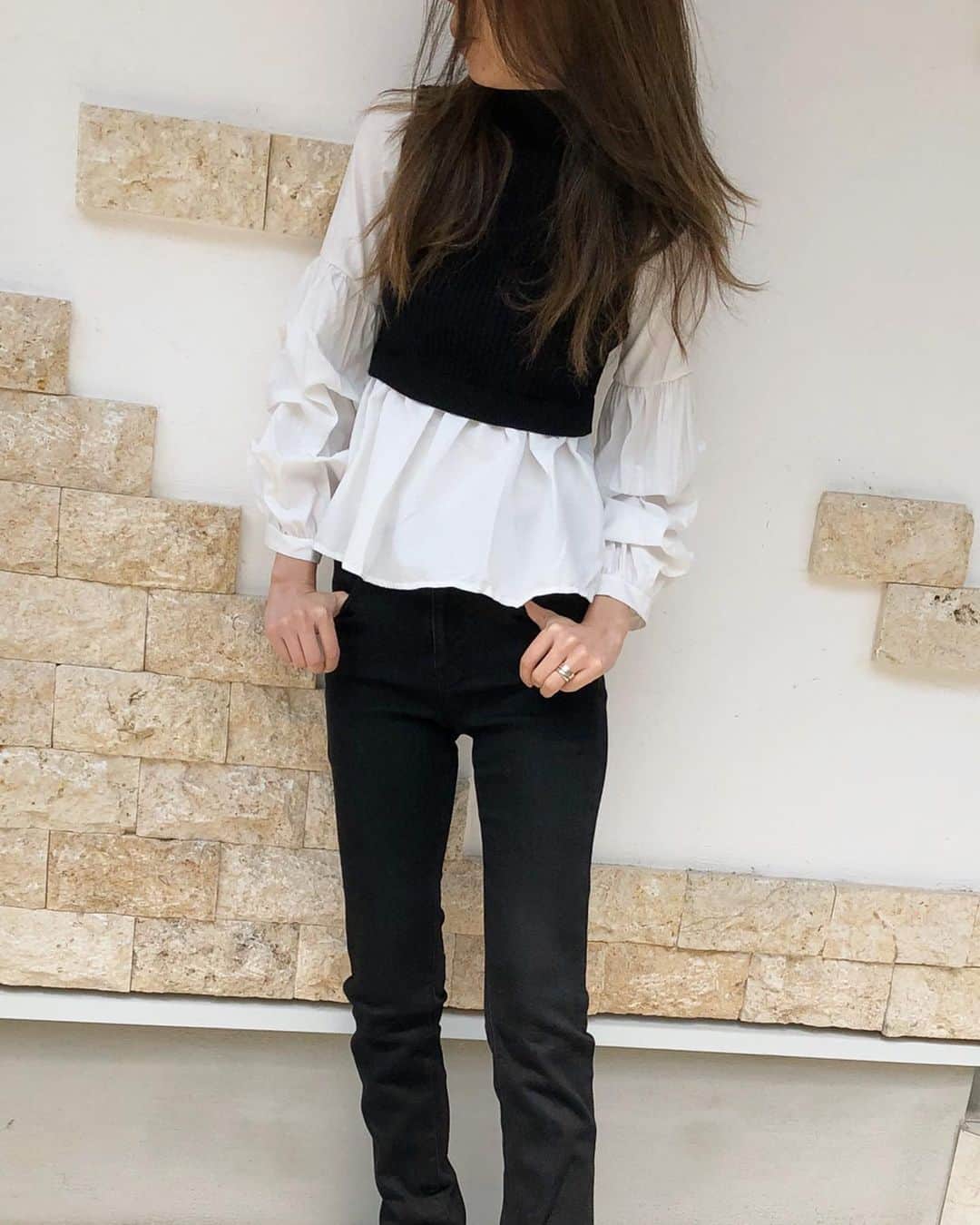 asuka0119のインスタグラム：「2020,4.17 . これ1枚で可愛い♥️ @fifth_store  の#ボリュームスリーブドッキングニット  袖のボリュームが何とも言えず可愛くて、娘ちゃんとシェア中 . おうちの前で娘に撮って貰いました(ت) 風で裾がフワッとして 1枚でレディになれちゃうや .  #ママコーデ #ファッション通販 #プチプラ通販 #プチプラコーデ #プチプラ#高身長コーデ #アラフォー#アラフォーコーデ #カジュアル#大人カジュアル #fifth#fifthtl #フィフス  #春コーデ#ootd #outfit #fifthtl #フィフス #ニット#ブラウス」