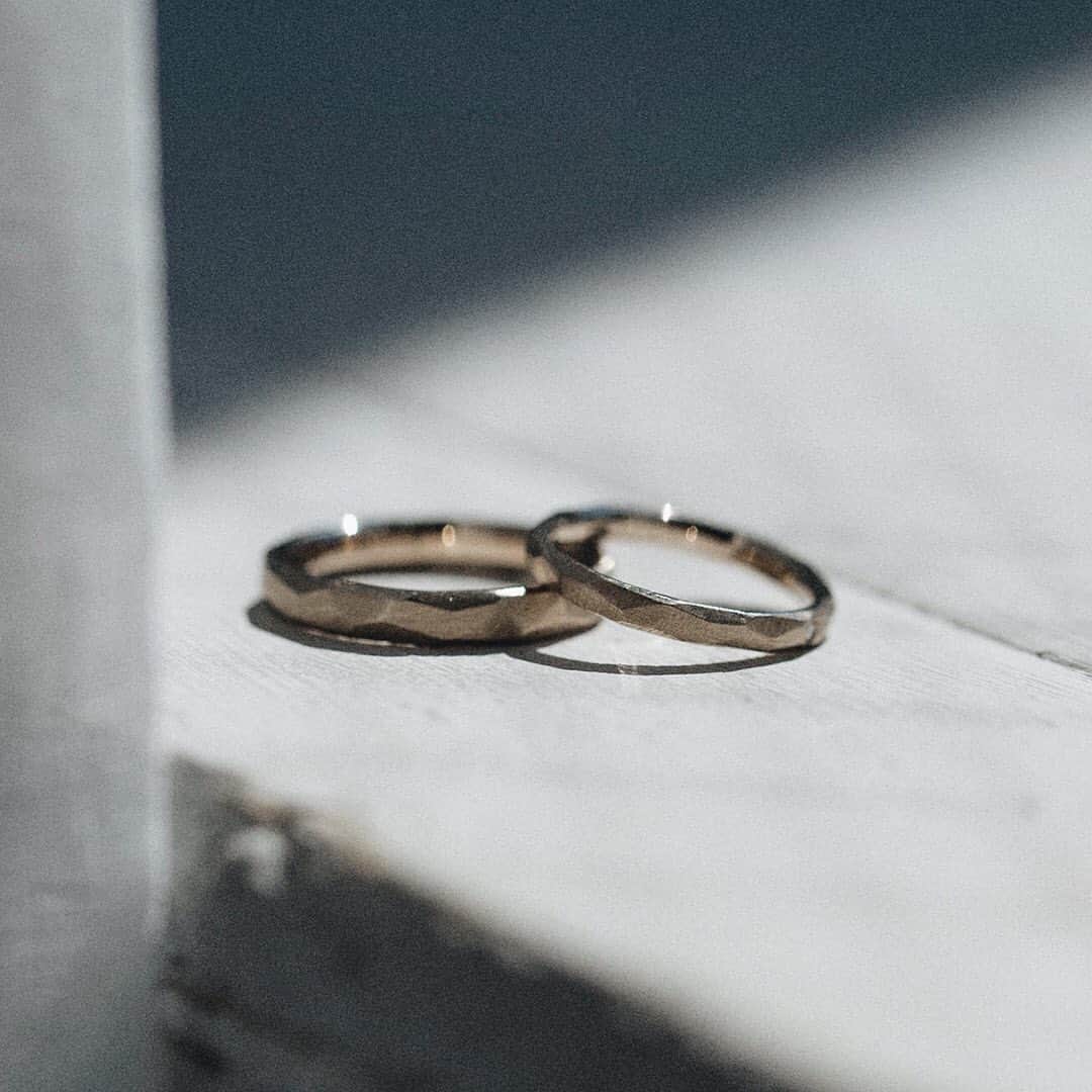 BRILLIANCE+（ブリリアンス+）さんのインスタグラム写真 - (BRILLIANCE+（ブリリアンス+）Instagram)「「おそろい」にも、いろいろ。 お互いにつけやすい 素材で選んだリング。 ふとしたときにも 大切な人を感じられる気がします。 . #暮らしとジュエリー #ブリリアンスプラス #結婚指輪 #マリッジリング #シャンパンゴールド #プレ花嫁  #marriagering  #jewelry #champagnegold」4月17日 18時01分 - brilliance_plus