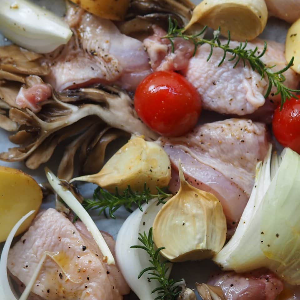 アルペンザルツ公式Instagramさんのインスタグラム写真 - (アルペンザルツ公式InstagramInstagram)「レシピあり🐓 「鶏もも肉のオーブン焼き」の作り方 * 鶏もも肉と野菜、皮つきのにんにくを、 塩とローズマリーを効かせたマリネ液に☝️ あとはオーブンで焼くだけ！ 簡単なのにおもてなし感が😍 * 焼き上がり時に出たオイルには旨みがたっぷり❤️ ぜひ、バゲットにつけて召し上がってくださいね！ こんな時期だからこそ おうち時間をご家族で楽しんでみてください👪 * * 今回のレシピは、 @wappadegohann さんに作ってもらいました！ * [*Ryo*さんからのワンポイント] 気にならないようなら、 ジャガイモは皮つきで大丈夫です🙆‍♀️ 耐熱皿に並べる際、鶏肉は皮目を 上にしておくとパリッと仕上がります☝️ 塩味や、お使いのオーブンの状態、 野菜の大きさによってそれぞれ分量や 時間は調整してください✨ * * 3枚目に「ドイツアルプスを巡る旅」が当たる キャンペーンのお知らせがありますよ！ プロフィールのURLから詳細を確認できます✅ * ぜひ参考に作ってみてくださいね！ * * * ∴♔∴∴♔∴ Ⓡ Ⓔ Ⓒ Ⓘ Ⓟ Ⓔ ∴♔∴∴♔∴ * * 「鶏もも肉のオーブン焼き」 * 【材料】 鶏もも肉…1枚（250g程度） ジャガイモ…小2個 玉ねぎ…1/4個 舞茸…1/2パック ミニトマト…3～5個 にんにく…3～5片 ●アルペンザルツ…小さじ1/2強 ●オリーブオイル…大さじ1 ●ブラックペッパー…適量 ●ローズマリー…1～2本 * * 【作り方】 ①鶏もも肉、野菜は食べやすい大きさにカットする。 舞茸は手で割き、にんにくは根元を切り落とし皮つきのままにする。 * ②鶏もも肉、野菜、●を全てボールに入れて揉み込み30分ほどマリネする。 * ③クッキングシートを敷いた耐熱皿に②を並べて250度に予熱したオーブンで25分加熱する。 * * #アルペンザルツ #塩 #美味しい塩 * #今日のごはん #手作りごはん #簡単レシピ #おかず #レシピ #食卓 #節約 #献立 #家庭料理 #節約生活 #自炊 #ランチ #家ごはん #時短レシピ #簡単レシピ #おいしい #料理 #美味しい #おうちごはん #手作り料理 #手料理 #料理好きな人と繋がりたい」4月17日 18時02分 - alpensalz_jp