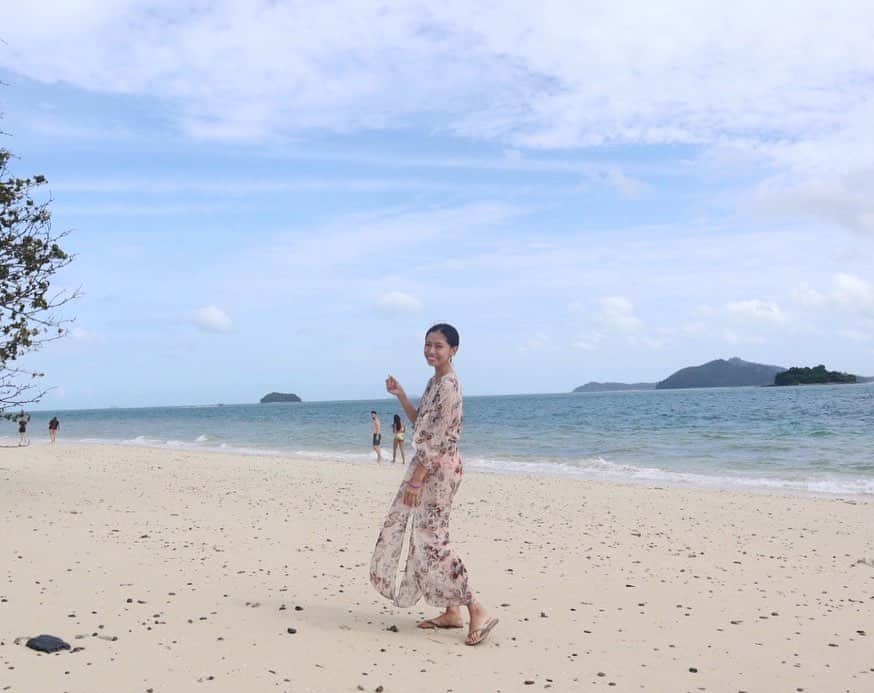 石黒美帆のインスタグラム：「*﻿ たまには自然の写真…﻿ と思って海の写真を探してみたのですが🌴﻿ ﻿ ﻿ 私が黒すぎて島の人みたい👳🏾‍♀️👳🏾‍♀️﻿ ﻿ ﻿ 自然が多くてご飯が美味しくて大好きな国💜﻿ テキトーで雑なところが多いのも私にピッタリです。笑﻿ ﻿ ﻿ ﻿ #Thailand#phiphiiland#genic_Thailand#genic_mag#tabijyo#phuket#タイ#タイ旅行#プーケット#タビジョ#ピピ島﻿#海外旅行#振り返り投稿#過去pic」