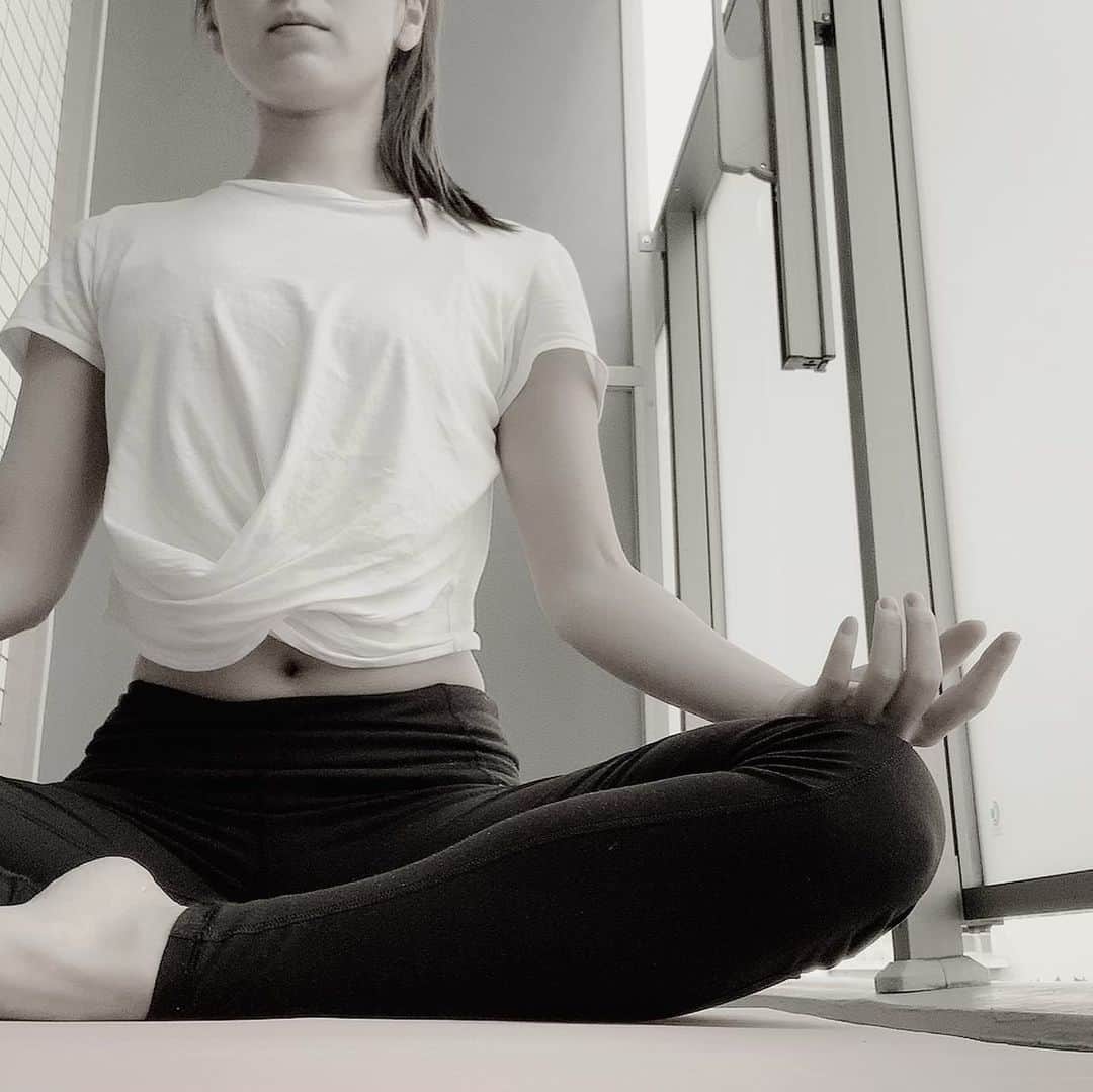 市原佑梨さんのインスタグラム写真 - (市原佑梨Instagram)「ベランダではこんな感じ🧘‍♀️笑 毎朝晩、アロマoilを香って瞑想して自分に不必要だと感じる感情や情報をリリースするよ🌈✨. 最近は免疫力をつけて心も身体も強い女性でいなくては💪✨. と思いNEAL'S  YARD のWOMAN'S BALAOCEのアロマ🌹✨✨リフレッシュできて前向きな気持ちになれるからとってもオススメだよ🥰 . . yogaの後に腹筋、お尻トレを好きな音楽かけてガンガンノリノリでworkout🤣✌️😎✌️ お家で座ってる時間が長いからお尻が垂れたら困るから頑張らなきゃと自分を奮い立たせてます🙋‍♀️ . . #stayhome#balcony#yoga#workout#meditation#aroma#aromaoil#nealsyard#nealsyardaloma#womansbalance#ニールズヤード#ニールズヤードアロマ#アロマ#ヨガ#筋トレ#ヨガマット」4月17日 18時10分 - yuri_ichihara