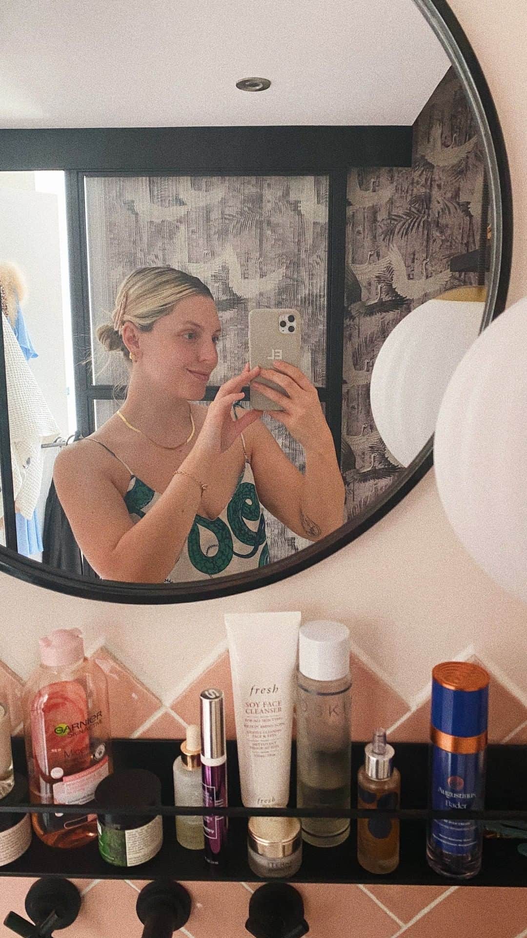 Estée Lalondeのインスタグラム：「My morning skincare routine! Finally filmed it! 🌞  Shop my jewellery! @daisy_jewellery  https://www.daisyjewellery.com/collections/estee-lalonde  @freshbeauty  Soy Face Cleanser  https://bit.ly/3bhSrhG  @oskiaskincare Floral Water  https://bit.ly/2wkB7sW  @gallinee_beaute Youthful Serum  https://bit.ly/2VD0Wx4  @sisleyparisofficial  Black Rose Eye Contour Fluid  https://bit.ly/3bhSZnK  @augustinusbader The Rich Cream  https://bit.ly/3ai8quS  @byterryofficial Baume de Rose  https://bit.ly/30lx5NW  @koraorganics Noni Glow Oil  https://bit.ly/2VCZug0  @chantecailleuk SPF  https://bit.ly/3afEsHK  @drdennisgross SPF  https://bit.ly/2KeAXXq  Hair clips @tortware  Nightie @hesperfox   ———————————————————— (Affiliate links used. All items gifted.)」