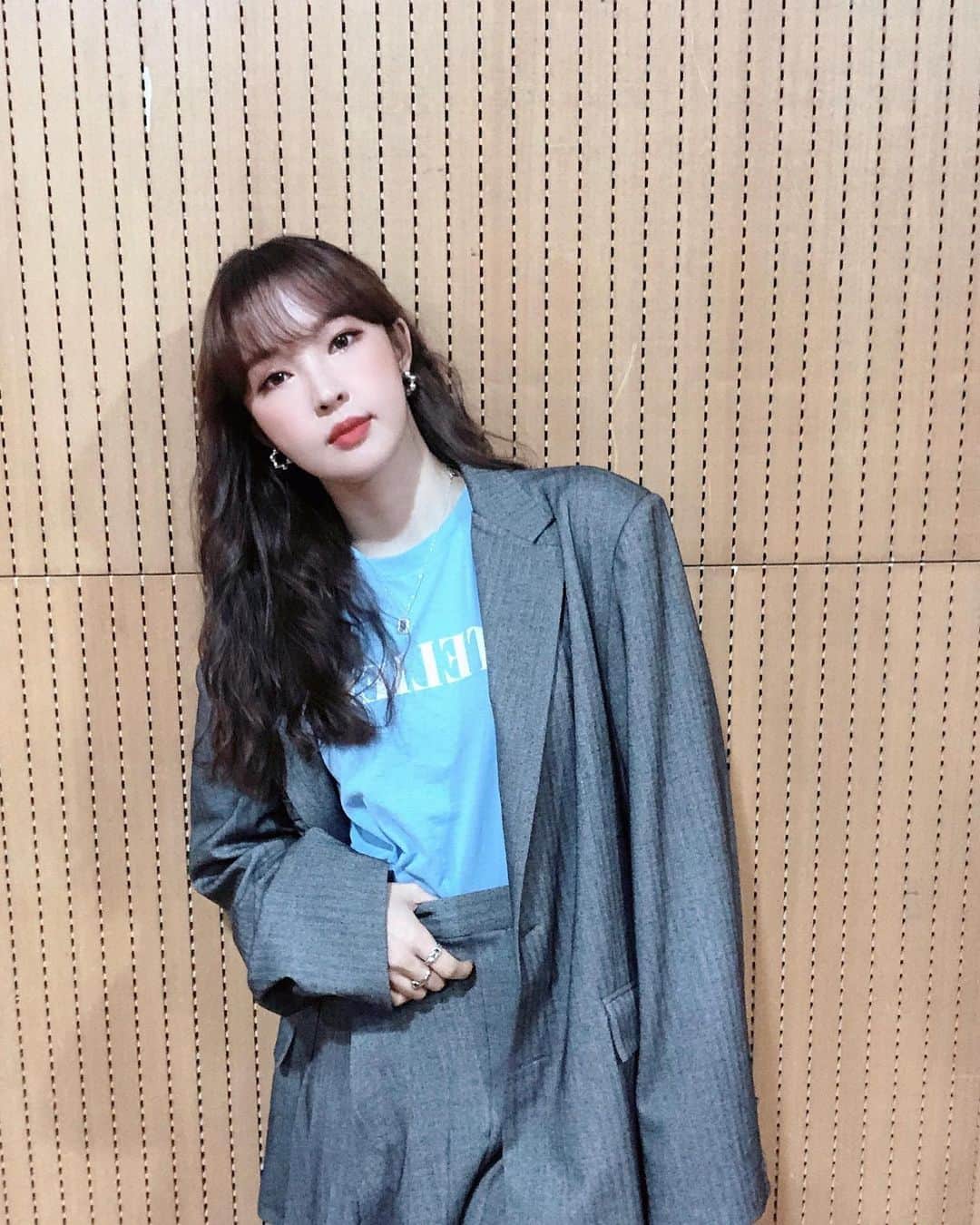 チョン・ジユンのインスタグラム：「마음은 해변가 ...🌊」
