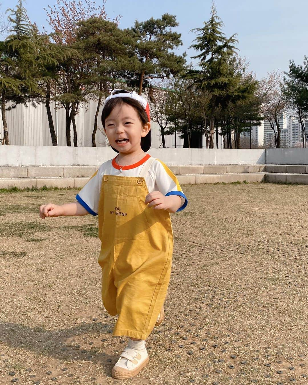 ウンチェさんのインスタグラム写真 - (ウンチェInstagram)「. 오늘은 비가 왔지만 , 어제 날씨 진짜 너무 좋지 않았나요? 사람 없는 곳 가서 마스크 벗고 , 잠깐이라도 뛰놀게 했었지요 ~ 둘이 신발도 커플로 신겼더니 더더 예쁨 💛 - - - - @novesta_korea #novesta #novestakids  #노베스타 #노베스타키즈 #AD  #키즈패션 #등원룩 #남매룩 #이은채 #이승유 #남매스타그램」4月17日 18時18分 - __leehye