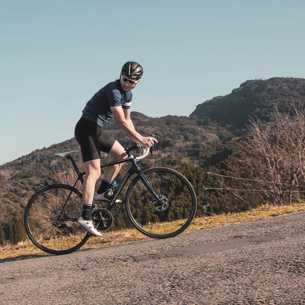 KhodaaBloomのインスタグラム：「一緒に乗り越えよう。﻿ ﻿ ————————————﻿ ☑︎ FARNA PRO DISC FrameSet　﻿ 希望小売価格:￥148,000+税﻿ 発売予定:2020年6月以降﻿ ————————————﻿ ﻿ #思い出グラム #Hodakabicycles #KhodaaBloom #コーダーブルーム #FARNA﻿ #ridesolo」