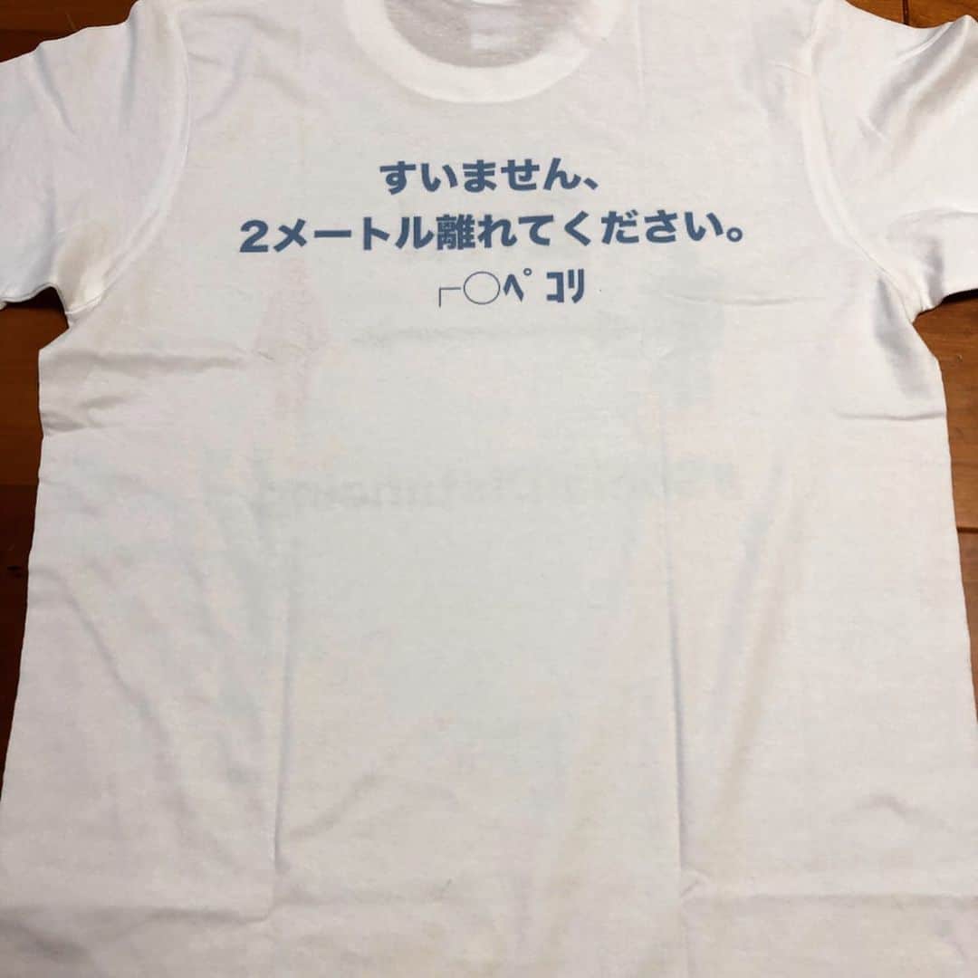 尾崎晟也さんのインスタグラム写真 - (尾崎晟也Instagram)「土雅さんが作られた#ソーシャルディスタンシング Tシャツ！  新型コロナウイルスの拡大を防ぐため、人混みをさけたり、自宅にとどまることを指す、世界的に注目されている『ソーシャルディスタンシング』。Tシャツ。利益は全額、新型コロナによる支援活動を行う団体さんに寄付させて頂きます！  自分達に出来る事をして乗り越えましょう。  #socialdistancing  @dogatch」4月17日 18時21分 - o.se1ya