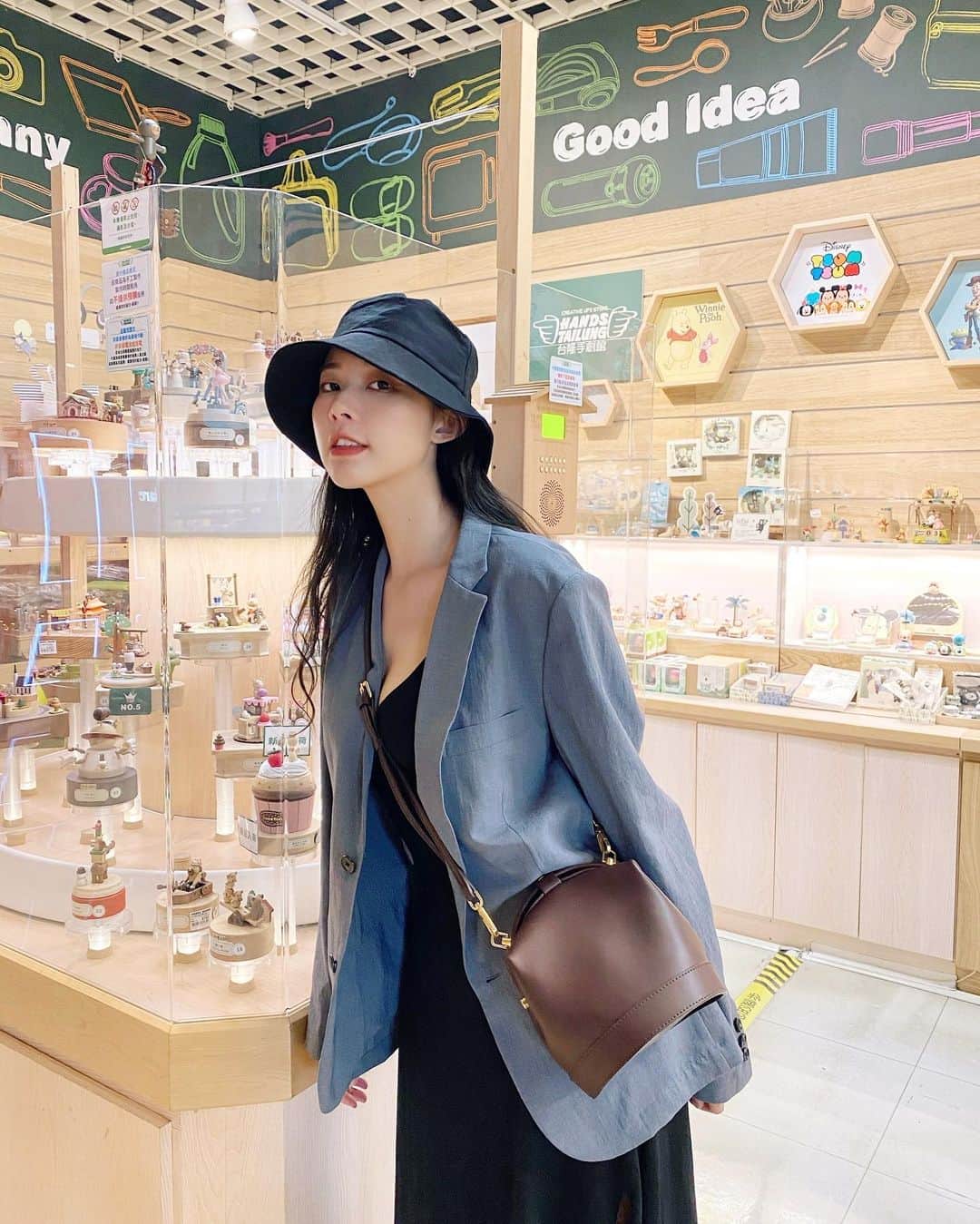 張香香のインスタグラム：「這小可愛包真的非常可以！！！！ 復古簡約有質感🤎 而且還很能裝😳 可以帥帥揹文青揹 穿大地色系洋裝一定也很搭！ 喜歡的話在 @ysc_tw 入手 結帳輸入折扣碼：m40925 還可以現折100元喲～」