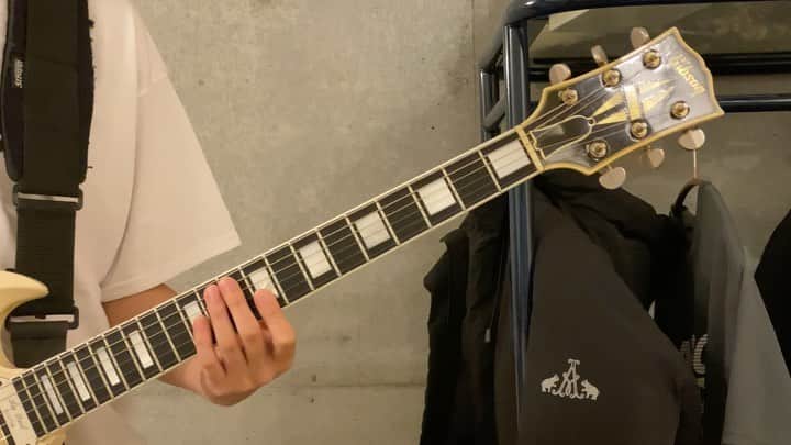 小野武正のインスタグラム：「FLAVOR FLAVORのイントロを捌いていく!(きまぐれタッケ)﻿ ﻿ 最近オーディオをロジックで録音してiMovieで編集する術を覚えましたが音大丈夫でしょうか...🥺﻿ ﻿ 今回は特別に陽だまりどんだけ探すねんバージョンも添えておきます。﻿ ﻿ #keytalk﻿ #わしつなぎ  #旨味旨味﻿ #早30年」