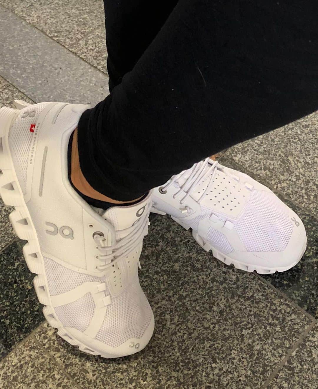 上田桃子のインスタグラム：「new shoes🤍🤍🤍 @caoluno さんも履かれているon のシューズ。 とにかく、軽くてうごきやすい。  なかなか今外に出れないから 私はベランダでトレーニングする時に使用させてもらってます‼️ #onfriends #allwhite #shoes #training」