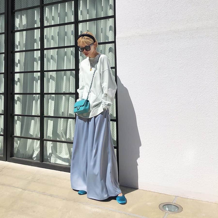 橋本江莉果さんのインスタグラム写真 - (橋本江莉果Instagram)「ある日の #BLUE 🦋👖💙💎🌎﻿ ﻿ ✔︎ポイントステッチプルオーバー(発売中)﻿ ✔︎エクストラワイドパンツ(6月発売予定)﻿ @akte_official ﻿ 一見ふつうのスウェットみたいに見えるプルオーバーですが👀﻿ 名前の通り、各所に施された立体的なステッチがポイントになっていて👩🏼‍🎨🧵﻿ ミニ裏毛素材の程よい厚みのある生地で、今の時期かなりちょうど良いです🙆🏼‍♀️✨﻿ 深めに入れたサイドスリットがフェミニンさもプラスしてくれて、合わないボトムスがないんじゃないか？っなくらい、着回しもきく万能な1枚💞﻿ ﻿ 爽やかなブルーと優しいホワイトの2色展開で、  #おうち時間 にもピッタリなリラックス感のあるアイテムです🌿🤍﻿ ﻿ #AKTE #アクテ﻿ #coordinate #outfit #ootd #fashion #style﻿ ﻿ クレジットは #WEAR 👉🏻【erica0114】﻿ またはタップにて👆🏻📝」4月17日 18時38分 - erica_hashimoto