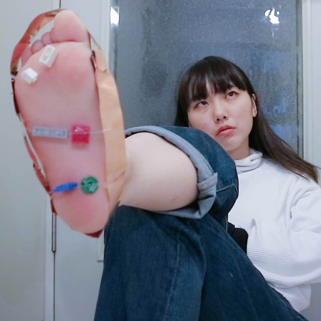 藤原麻里菜さんのインスタグラム写真 - (藤原麻里菜Instagram)「The most painful sandals stepping on LEGO. LEGOを踏むサンダル _ 🎵 @kuchucamera  _ #mudazukuri #uselessmachine #無駄づくり　#無用發明　#wastedcreations  _ #LEGO #steppinglegos #making」4月17日 18時42分 - mudazukuri