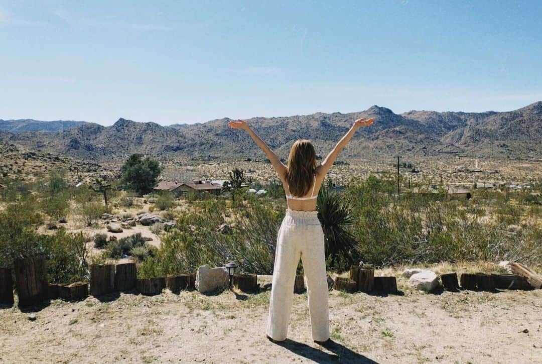 のインスタグラム：「🌍🕊🤝💞 皆さんにお知らせです！ コロナウイルスにより、世界が危機的状況にある中 "今できること"をたくさん考えるにあたって その中の一つを今、動かそうと思います。 それはチャリティーTシャツの製作です。 それを手に取って着る人は、着ることによりHappyに なって、モチベーションが上がってくれれば 嬉しいなと思います。 売上金に関しましては、医療機関などコロナウイルス によりダメージを受けている場所へ寄付したいと 思っているので、私の気持ち+みんなの気持ちが たとえ微力だとしても日本、そして世界を 救ってくれればと思います。 デザインも今制作中なので、全てがこれからです。 たくさんある中での寄付先も今検討していますし、 リアルな声を聞きたいので "こんなことが困っている" などみなさんの声を コメントにてお聞かせください！！ #love #life #staysafe #stayhome #charity #コロナに負けるな #チャリティーtシャツ」
