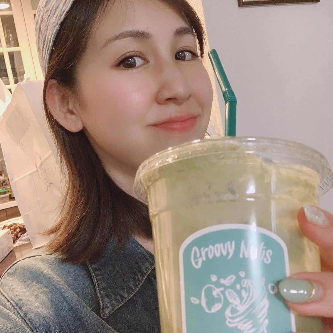 桒原えりかさんのインスタグラム写真 - (桒原えりかInstagram)「オススメ🥤 @groovynuts のスムージー トレーニング中、後にもオススメの栄養素たっぷりのナッツ類。 私はナッツって水分持っていかれるし、どちらかというと摂取するの苦手だけど、頑張って食べずとも、 こうしてスムージーでスムースに摂れるのは幸せ❤️ 他にも小松菜とかバナナとかベリー系とかいろんな味あるよ。 栄養とって免疫つけよ❗️ . . . #groovynuts #食物繊維 #不飽和脂肪酸 #飽和脂肪酸 #カリウム #カルシウム #ナイアシン #オレイン酸 #ビタミンa #ビタミンe #ビタミン #抗酸化作用 #美容 #トレーニング後 #ナッツ #nuts #smoothie #lpga #jlpga #女子プロゴルファー #免疫 #栄養 #免疫アップ #tokyofood #tokyofoodie #東京グルメ #グルメ #foodie #贅沢 #中目黒グルメ」4月17日 9時54分 - erica._.k89