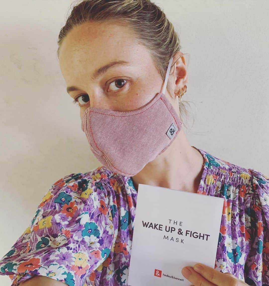 のインスタグラム：「Thank you to everyone who tuned into my conversation with @ellenmariebennett of @hedleyandbennett 💞 Their website is in my bio if you would like to purchase a mask for yourself and/or donate masks to our incredible medical staff who need supplies 💞Stay home and stay safe 💞」