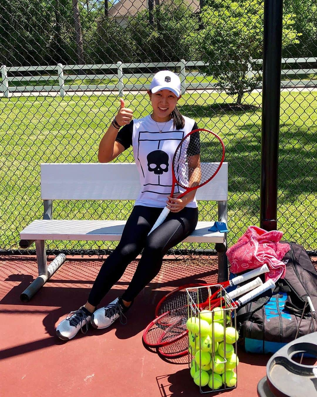 奥野彩加さんのインスタグラム写真 - (奥野彩加Instagram)「SO happy to be back on court after 2.5 weeks without 🎾 & getting some fresh air🥰☀️🤩 #socialdistancing #DontWorryNotBreakingRules 🙋🏻‍♀️ 2週間半ぶりのテニス、、そして久しぶりに外の空気を味わえてハッピー！✨ 思ってたよりなまってなくてホッとした🤣 #テニス のやり方まだ覚えてました🙋🏻‍♀️ #一瞬一瞬ありがたく  #当たり前の事なんてない • •  #コロナに負けるな #トレーニング #アスリート #筋トレ #筋トレ女子 #スポーツ #スポーツ #運動 #練習 #tennis #workout #morningmotivation #sports #training  #fitness #fit #health #athlete #tennisplayer #home #fashion #테니스 #스포츠 #love #hydrogen」4月17日 10時07分 - ayakaokuno