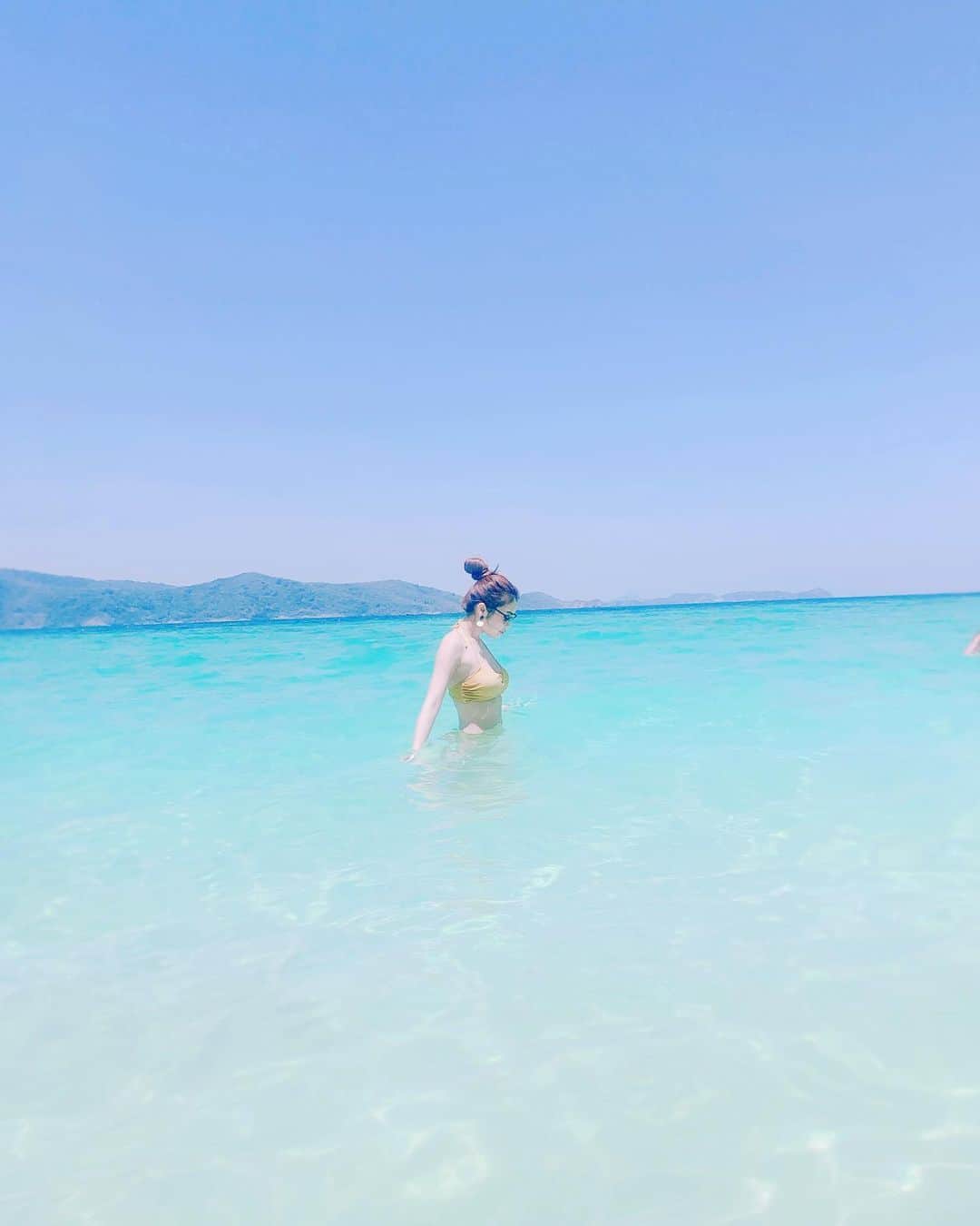 のインスタグラム：「はぁ。早くおでかけしたいよね。。 写真だけでも！！🤳 #phuket  #thailand #グラビア #グラドル #グラビアアイドル #costume #コスチューム #モデル #model #撮影 #gravure #Japan #japanese #japanesegirl  #水着 #Bikini #girl #コロナに負けるな #グラビアチャレンジ」