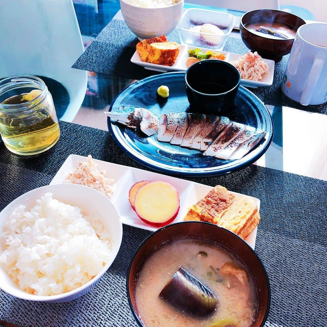 荒浪和沙のインスタグラム：「4/17 今日の朝ごはん☀️ ■作り置き■ 🍽さつまいものレモン煮 🍽ちくわとピーマンのきんぴら 🍽切り干し大根とツナのマヨーネズ和え ■追加■ 🍽だし巻き卵 🍽揚げナスと人参とキノコの味噌汁 🍽炙りシメサバ  健康に気を付けなきゃ…  昨日のキッチンリセットは主人がやってくれたので 朝はとても楽チンでした☺️ #妊娠33週 #朝ごはん #作り置きおかず 　#共働き夫婦」