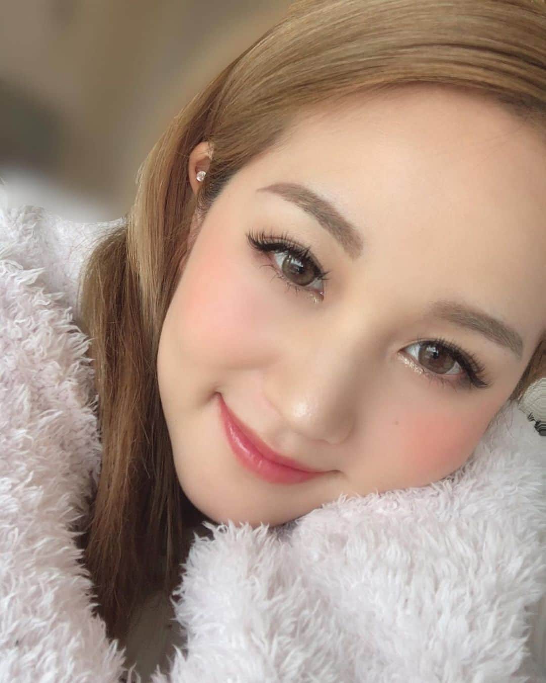 LORYのインスタグラム：「おはようございます☀🐣💗 #朝からドアップ失礼します  あぁやっぱりマツエクの調子がいい♡笑 ． #goodmorning #おうち #makeup #カラコン #マツエク #メイク」