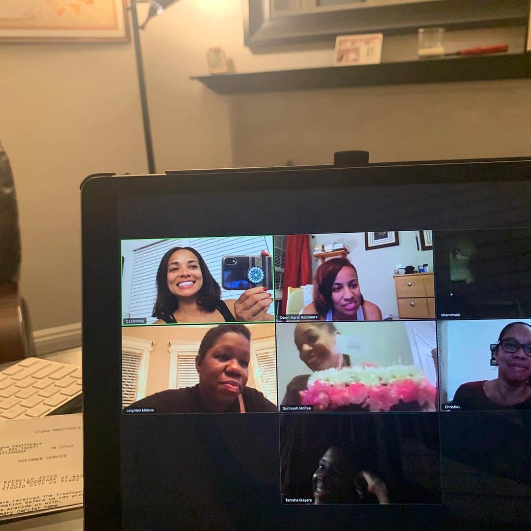 ロッチェル・エイツさんのインスタグラム写真 - (ロッチェル・エイツInstagram)「So, this is how I spent my evening yesterday. A 3 hour long zoom party with my girls, celebrating my sis @sumayahmcrae. Happy Birthday beautiful! We may not be able to all be together physically, but we always make the effort to show our love for each other! I love you guys! 😘♥️🙏🏽 @deans_malone @theonlyshondi @lexxy76 @dmbaze」4月17日 10時17分 - rochelleaytes4real