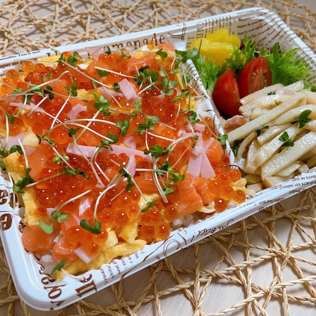 本田しおりのインスタグラム：「#今日のお弁当  #ちらし寿司弁当  #お弁当 #本田弁当 #旦那さん弁当 #神ちゃん弁当」