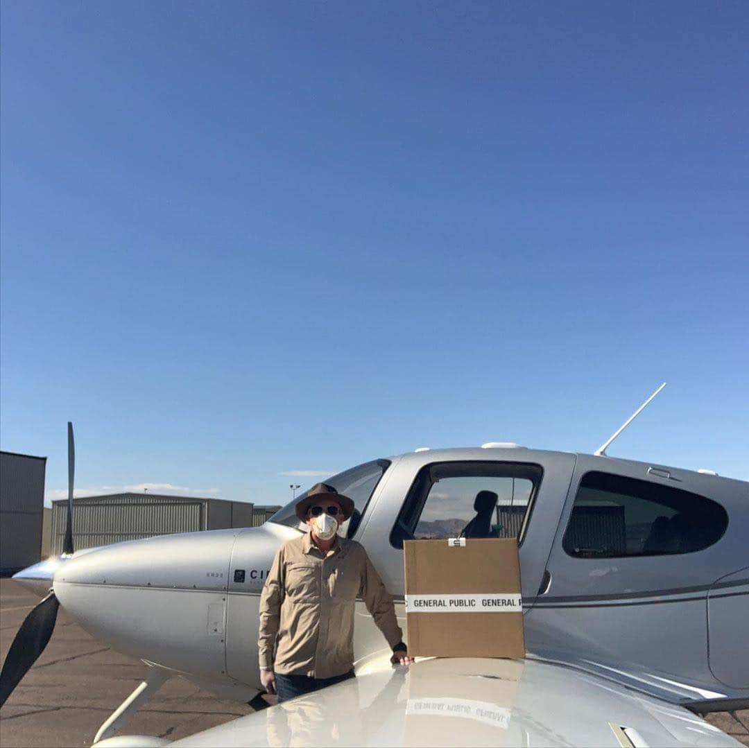 ポーシャ・デ・ロッシのインスタグラム：「Our co-founder and COO, Michael Rogers, flew GP manufactured Multicam Multishield face shields to LeChee Health Facility—a clinic and pharmacy on the Navajo Reservation in Page, AZ.  #AOPA #multicam #multishield」