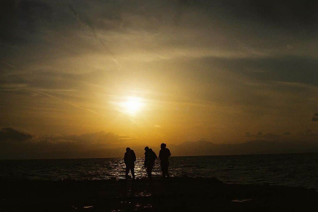 髙尾勇次のインスタグラム：「一年に数回実家に帰って 数日間 家族と過ごして 親の寿命が80歳だとしても あと一年も一緒に 過ごす事が出来ないんだろうな 沢山の問題があるだろうけど 今の時間をどう過ごすか 家族と、友達と、恋人と、 今あなたの側に居る人とも あと どれくらい一緒に過ごす事が 出来るのかって事。 #film#filmphotography#analogphotography#canona1#hibi_jp#filmphotographic」