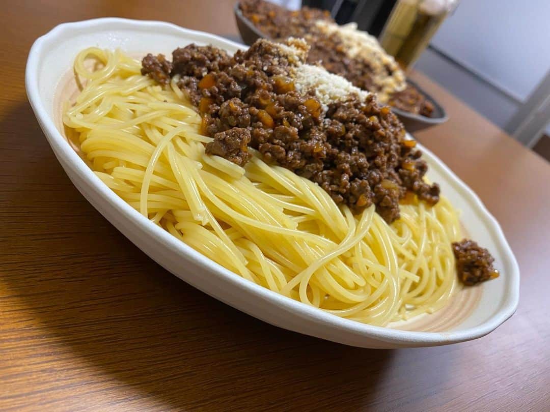 綿貫陽介のインスタグラム：「あ、ボロネーゼでした笑 買う時赤ワインと白ワインの区別が22歳。これ以上無い程わかりやすい赤ワインでつくりました！！ 自粛中で大変ですが皆さんが作ってる料理やおすすめ、作って欲しい料理などあったらコメントください！！ #ボロネーゼ #パスタ  #自粛中 #毎日の自炊でそろそろネタが尽きてきた #プロテニスプレイヤー #料理部」
