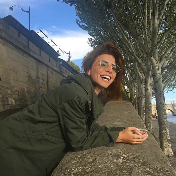 Merve Boluğurのインスタグラム：「Guzel bir günden fotoğraf koyarak baslıyorum😀güzel günlere ihtiyacımız oldugu su günlerde🙏gülen yüzümle bendeniz🙈su corona bitsin..en cok denize girmek istiyorum sanırım..hayat cok güzel bir öğretmen her saniyemize sükretmemiz gereken..ve aslında yapabilecegimiz sınırsız seylerin oldugunu kesfettik..mutlu olmanın cok basit olmasini kavriyoruz ..tabii duygular karisik cok normal yeni bir duzene uyum sagliyoruz:)ev hapsi🖐saglıklı ve aklımızın yerinde olmasının ne büyük lütuf olmasi..ögretiyor hayat cok güzel...mutlu eden seylere odaklanalım🦋hayaller kurmak bedava..yeni hedefler belkide..ben üniversite sınavına hazırlanmaya basladım bile..🎈siz neler öğrendiniz?paylasın ♥️」