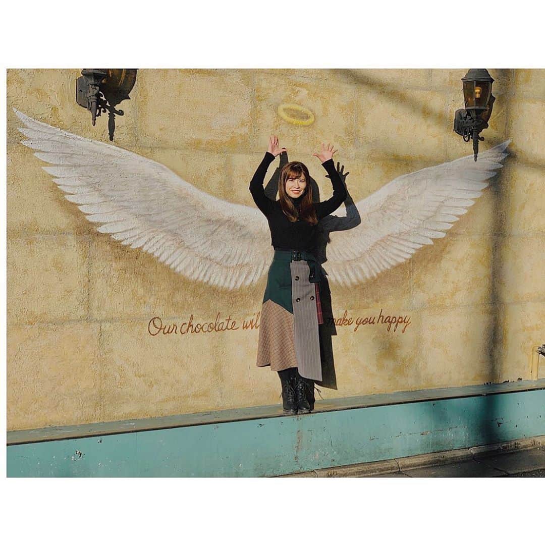 上村彩子さんのインスタグラム写真 - (上村彩子Instagram)「はい、噂の天使の壁です👼👼 初めてやりました！！ . カカオマーケットのこのアートは シンプルで雰囲気が良くて好き😊 . ただ、これ…すごく難しかった笑笑 みんなさらっと撮ってるイメージだったのに角度とか場所によって変わるから撮るの難しいんだね😂 しかも身長足りなくて天使の輪っかがとても上なの…（´-`）.｡oO 仕方ない…笑 . . カカオマーケットでとても目立っていたFLAVOR LIST💓 色んな種類のチョコが入っているんだよ！ あと瓶が可愛すぎる❤️❤️ もちろん買って帰った◟(๐´з`)◞◟(´ε`๐)◞ #cacaomarket#cacaomarketbymariebelle#カカオマーケット#カカオマーケットバイマリベル#天使の壁」4月17日 10時33分 - ayako_uem