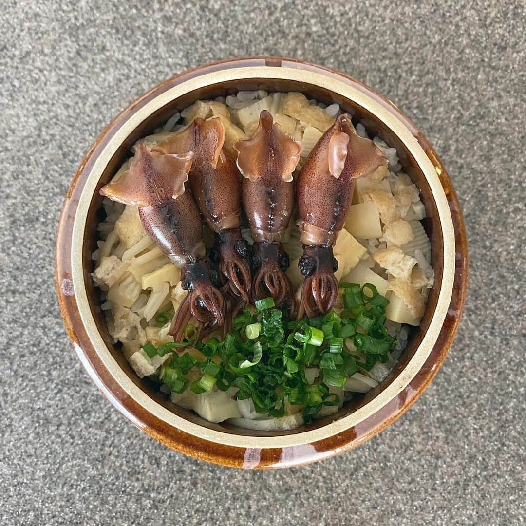 後藤正文さんのインスタグラム写真 - (後藤正文Instagram)「筍釜飯 feat. 蛍烏賊  米3/4合 筍 油揚げ 葱 蛍烏賊生姜煮  水 180cc 白出汁 大さじ1 和風出汁粉末 1/3包 塩 小さじ1/2 醤油 少々  筍や、ああ筍や、筍や。一句詠みたくなるくらい釜飯に合う。シダ植物(違うらしい)のように、彼らはほぼ無限にポコポコと竹林の地面から顔を出す。放って置いたら山林が荒れるので、収穫して煮て食う。シンプルにエコだなと。ありがとう、竹。蛍烏賊はビートルズ風に盛り付けた。美味しい。95点。  #空前の自作釜飯ブーム #非モテ飯 #season2 #のはら農研塾 #100杯目にどうなってるかわからない釜飯  #今日は訳あって写真サービス」4月17日 10時29分 - gotch_akg