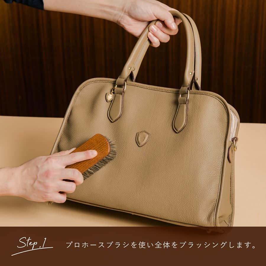 Felisi Japan 〔フェリージ〕さんのインスタグラム写真 - (Felisi Japan 〔フェリージ〕Instagram)「【フェリージ製品のメンテナンス方法のご紹介】 . 今回はソフトキップレザーやマキシカーフのバッグや革小物のメンテナンス方法をご紹介いたします。 . . ▪️Step.1 プロホースブラシを使い、ホコリを掻き出すように全体をブラッシング。レザーの縫い目などの細かいところの汚れなども取り除くように丁寧に行います。 . ▪️Step.2 ポリッシングコットンにデリケートクリームを少量付け、よく馴染ませます。 . ▪️Step.3 全体的に塗布していきます。ハンドルやパイピングなど細かなところまで馴染ませるように伸ばしてください。潤い、栄養分はもちろん、革の表面に美しい光沢感を残した仕上がりになります。 . ▪️Step.4 クリームを塗布した後は、再度プロホースブラシで全体的に磨き上げるようにブラッシングします。溝などにクリームがたまりやすいので、まんべんなくブラシをかけるのがポイントです。 . ▪️Step.5 50cmほど離れたところから、プロテクターアルファを全体にまんべんなくスプレーします。雨をはじく防水効果だけでなく、ホコリやゴミの付着を低減するなど、防汚効果も期待できます。 . . メンテナンス後の愛用のフェリージアイテムを、@felisi_japan のタグとともに投稿してみませんか？本アカウントにてご紹介させていただきます！ . ※ご紹介させていただく場合は、事前にDMにてご連絡させていただきます。 . . .  #felisi #bag #wallet #maintenance #leathercare #stayhome #フェリージ #メンテナンス #レザーケア #お手入れ #おうち時間 #ステイホーム #バッグ #お財布 #革小物」4月17日 10時30分 - felisi_japan