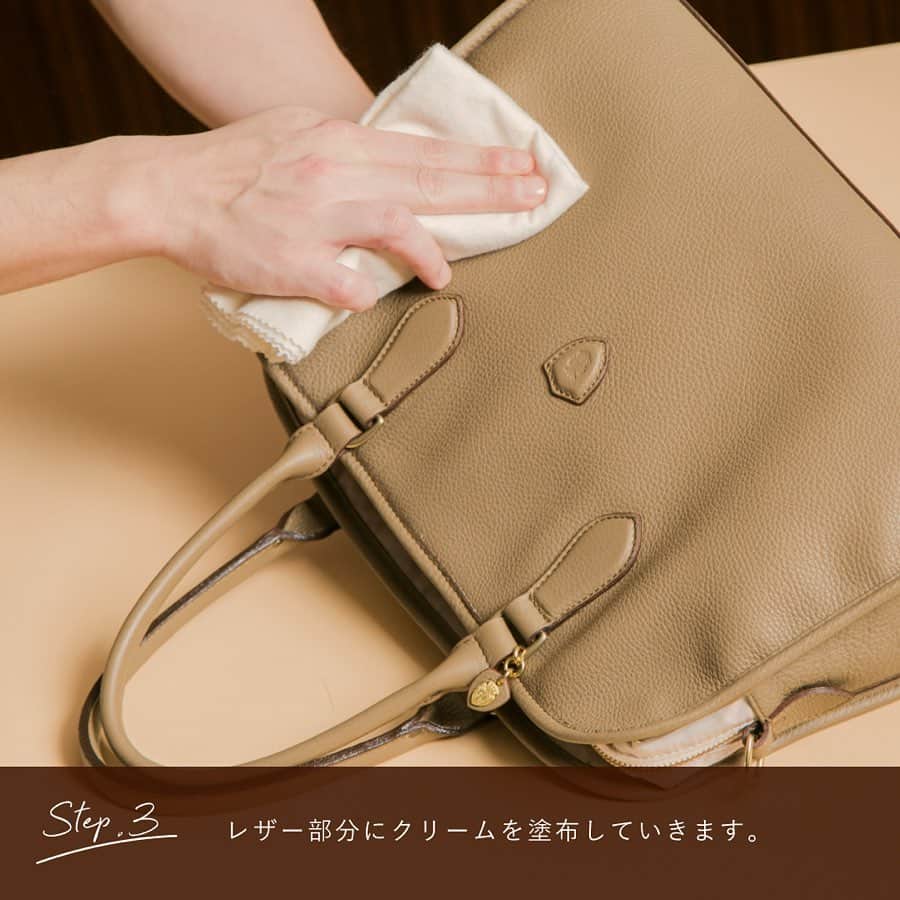 Felisi Japan 〔フェリージ〕さんのインスタグラム写真 - (Felisi Japan 〔フェリージ〕Instagram)「【フェリージ製品のメンテナンス方法のご紹介】 . 今回はソフトキップレザーやマキシカーフのバッグや革小物のメンテナンス方法をご紹介いたします。 . . ▪️Step.1 プロホースブラシを使い、ホコリを掻き出すように全体をブラッシング。レザーの縫い目などの細かいところの汚れなども取り除くように丁寧に行います。 . ▪️Step.2 ポリッシングコットンにデリケートクリームを少量付け、よく馴染ませます。 . ▪️Step.3 全体的に塗布していきます。ハンドルやパイピングなど細かなところまで馴染ませるように伸ばしてください。潤い、栄養分はもちろん、革の表面に美しい光沢感を残した仕上がりになります。 . ▪️Step.4 クリームを塗布した後は、再度プロホースブラシで全体的に磨き上げるようにブラッシングします。溝などにクリームがたまりやすいので、まんべんなくブラシをかけるのがポイントです。 . ▪️Step.5 50cmほど離れたところから、プロテクターアルファを全体にまんべんなくスプレーします。雨をはじく防水効果だけでなく、ホコリやゴミの付着を低減するなど、防汚効果も期待できます。 . . メンテナンス後の愛用のフェリージアイテムを、@felisi_japan のタグとともに投稿してみませんか？本アカウントにてご紹介させていただきます！ . ※ご紹介させていただく場合は、事前にDMにてご連絡させていただきます。 . . .  #felisi #bag #wallet #maintenance #leathercare #stayhome #フェリージ #メンテナンス #レザーケア #お手入れ #おうち時間 #ステイホーム #バッグ #お財布 #革小物」4月17日 10時30分 - felisi_japan