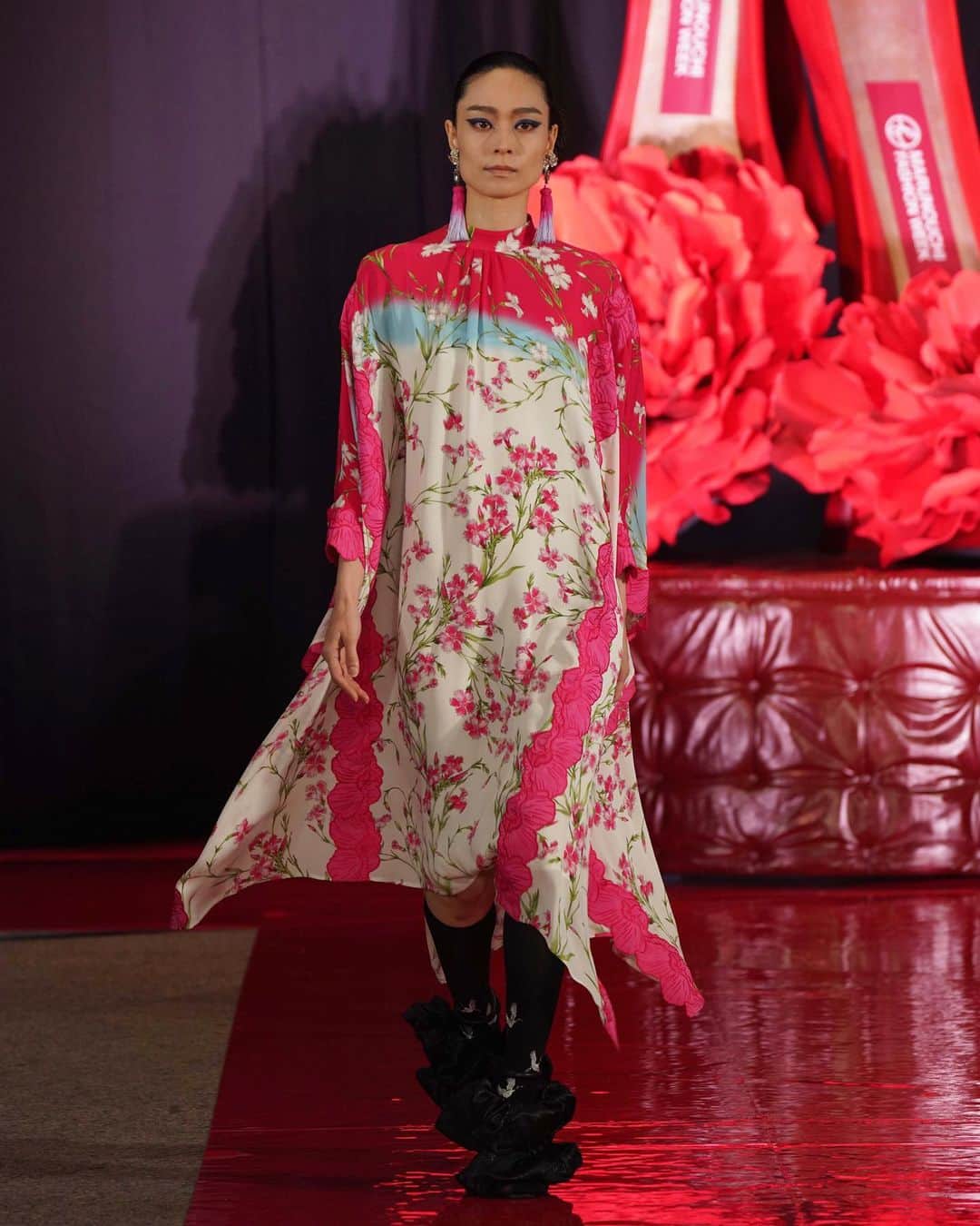 安宅葉奈さんのインスタグラム写真 - (安宅葉奈Instagram)「Yumi Katsura Paris Couture Collection . 2着目🌷 2020.03 Tokyo @yumikatsura_ @iwaya33  #yumikatsura #runwaylook #fashion #dress #pink #flower #桂由美 #丸の内ファッションウィーク」4月17日 10時32分 - atakahana