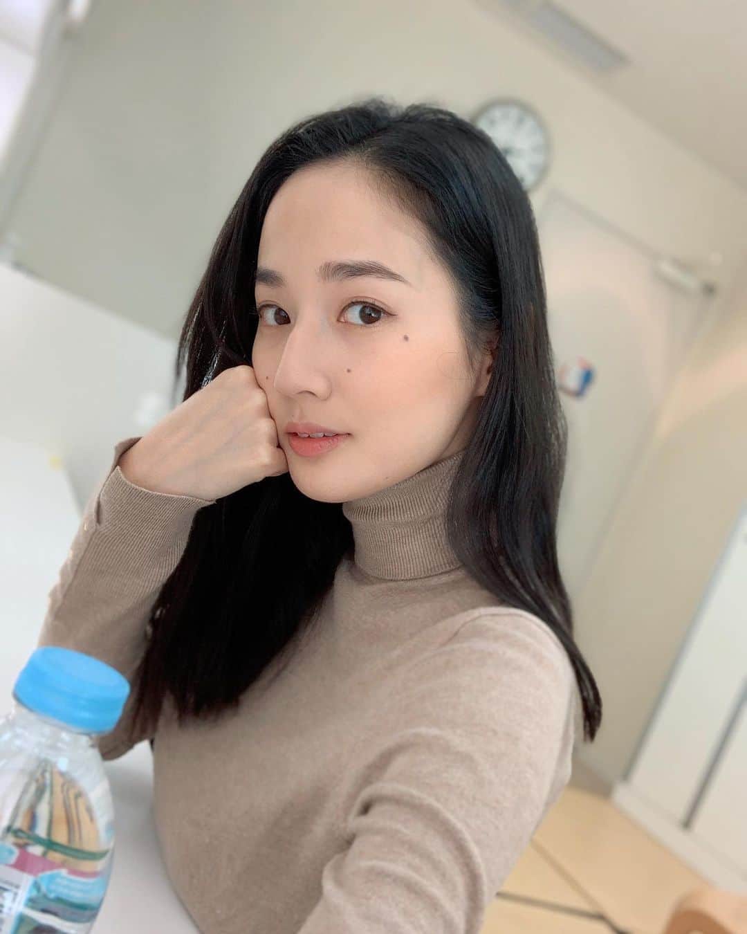 高嶋香帆のインスタグラム：「前髪が伸びてきてるので自然とこの時のようなワンレンに戻りつつあります🤗 . そして好きなチョコケーキが買えないので、昨夜ガトーショコラを作りました🍫 . もっと美味しく作りたかったなぁと思っております🤔笑 . 皆さま素敵な１日を！ . #お家時間の過ごし方」