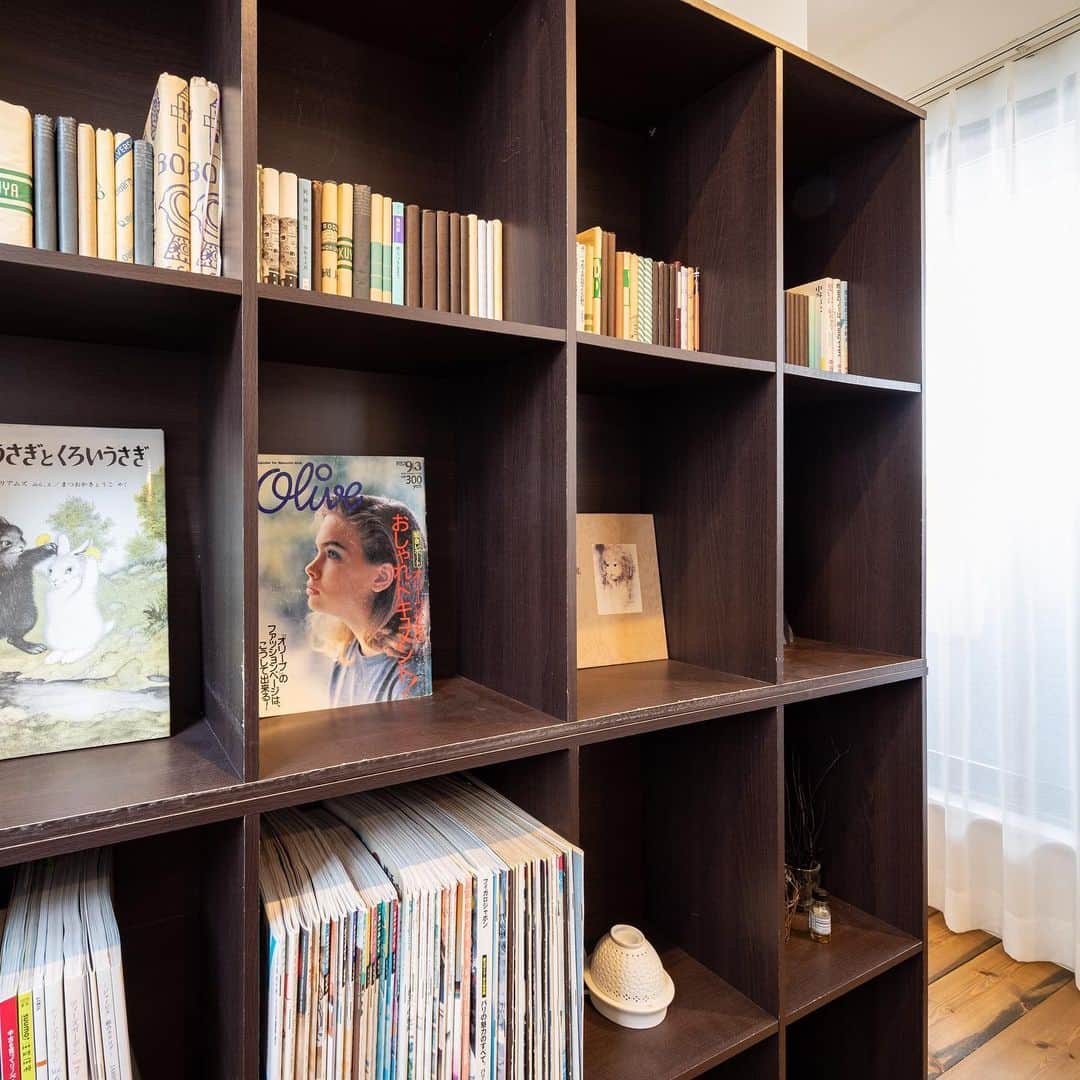 homelife 夢を叶える暮らし方のインスタグラム：「【お家図書館】 . . 大きな収納棚を置いてお気に入りの本を見せる収納♪ 本と雑貨を一気に収納できます！ . . こちらのお家はアーキホームライフのお施主様邸の施工写真です。 その他の施工写真は、 @homelife_gallery のURLからご覧いただけます。 . 家づくりの資料請求はコチラから @homelife_shiryou . . #お家図書館 #本棚 #本棚のある暮らし #本棚整理 #雑貨 # #図書のある家 #自宅図書館 #収納 #お気に入り #収納上手 #絵本 #図書部屋 #本が好き #趣味部屋 #シンプルな暮らし #暮らしを楽しむ #注文住宅 #自由設計 #デザイン住宅 #myhome #family #house #home #homelife_京都 #homelife_大阪 #homelife_兵庫 #ホームライフ #ホームライフ100 #アーキホームライフ」