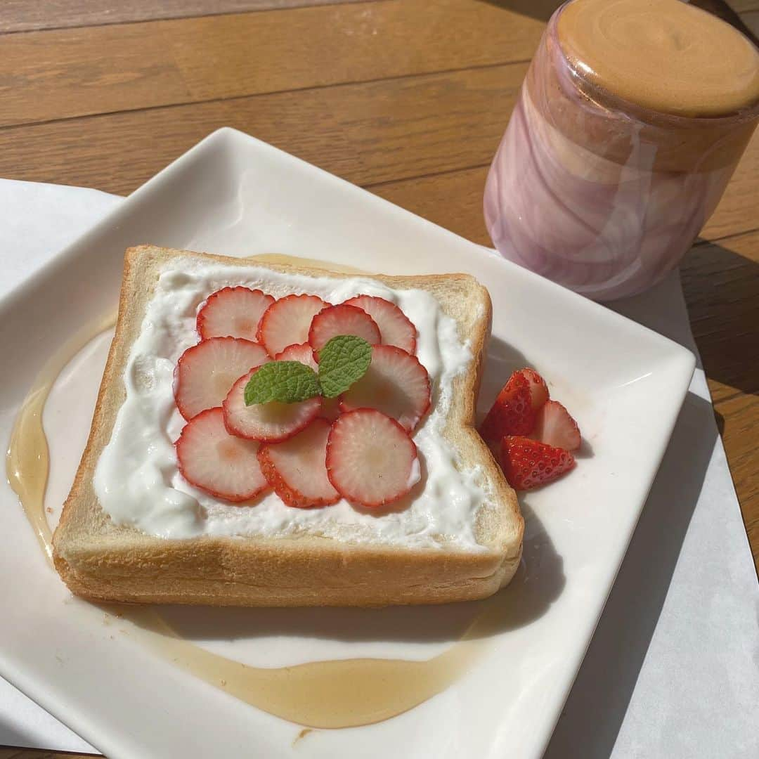 今中沙季のインスタグラム：「#ダルゴナコーヒー  #いちごトースト  #🍓 いちごトーストの下はヨーグルト🥛 ダルゴナコーヒーって見た目だけかと思ったら凄い美味しくてびっくりした🤭笑 . #おうちカフェ #おうち時間 #いちご好き」